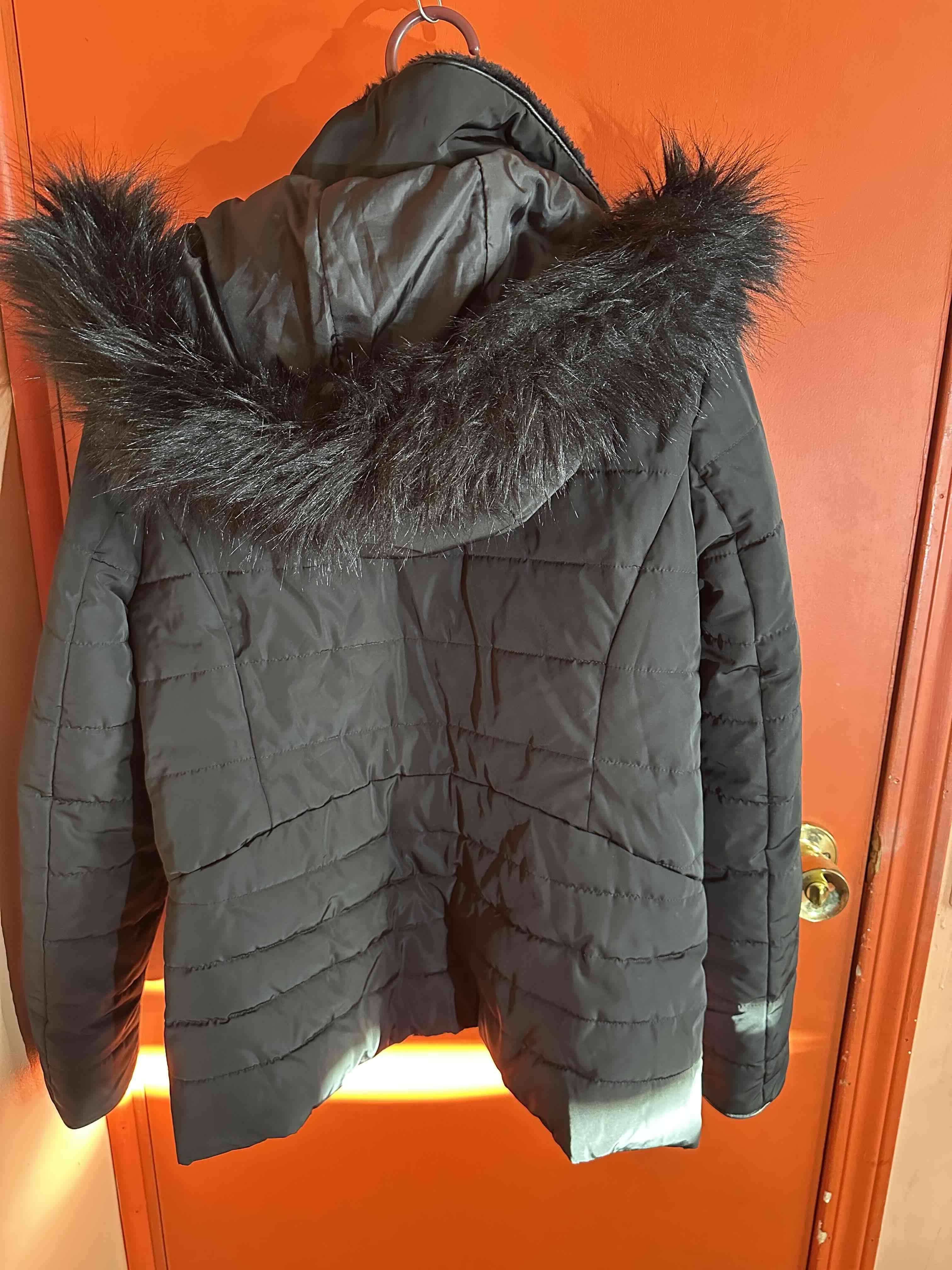 Chaqueta negra con capucha - miniatura 2