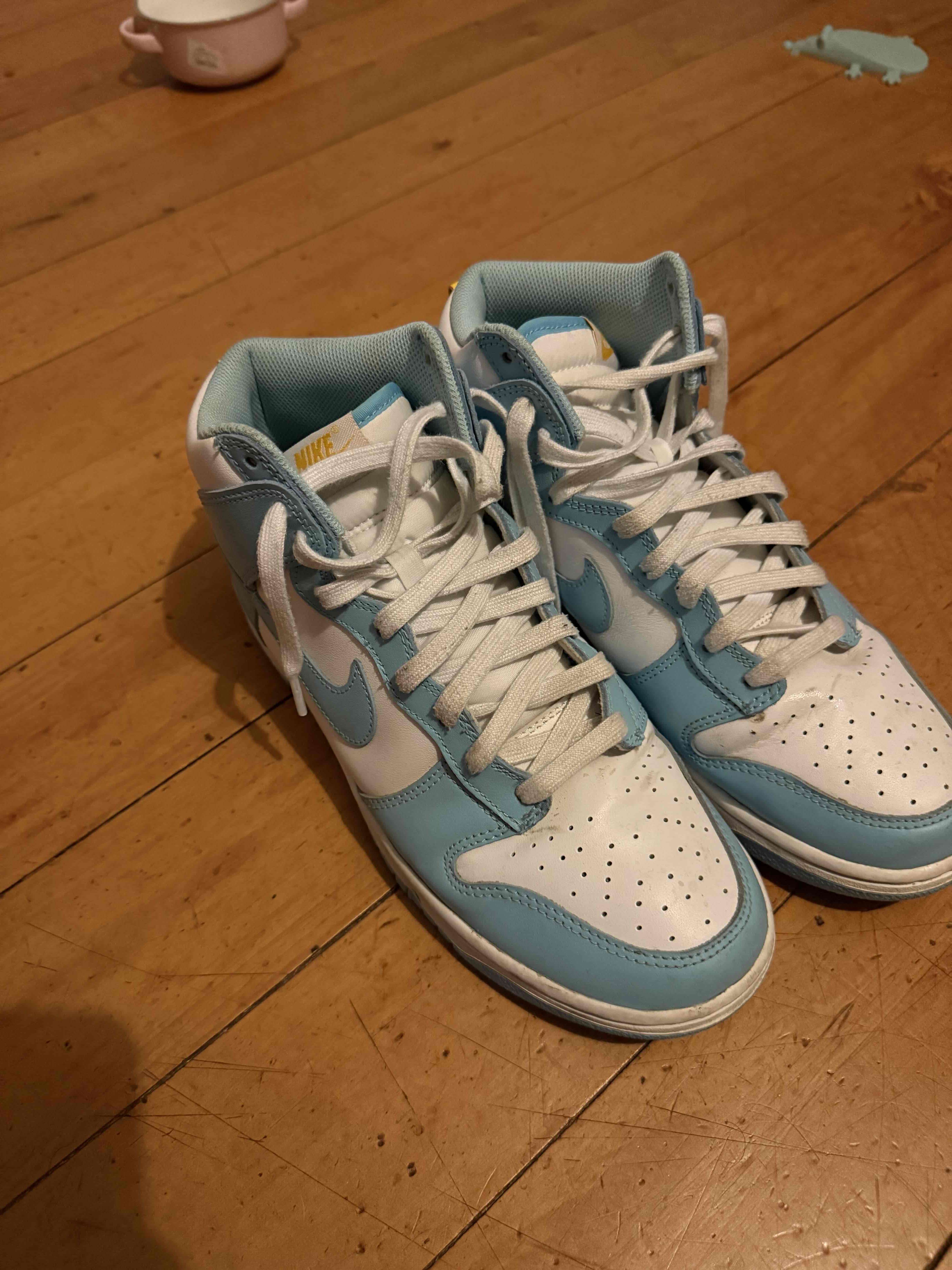 Zapatillas deportivas celestes y blancas - 1