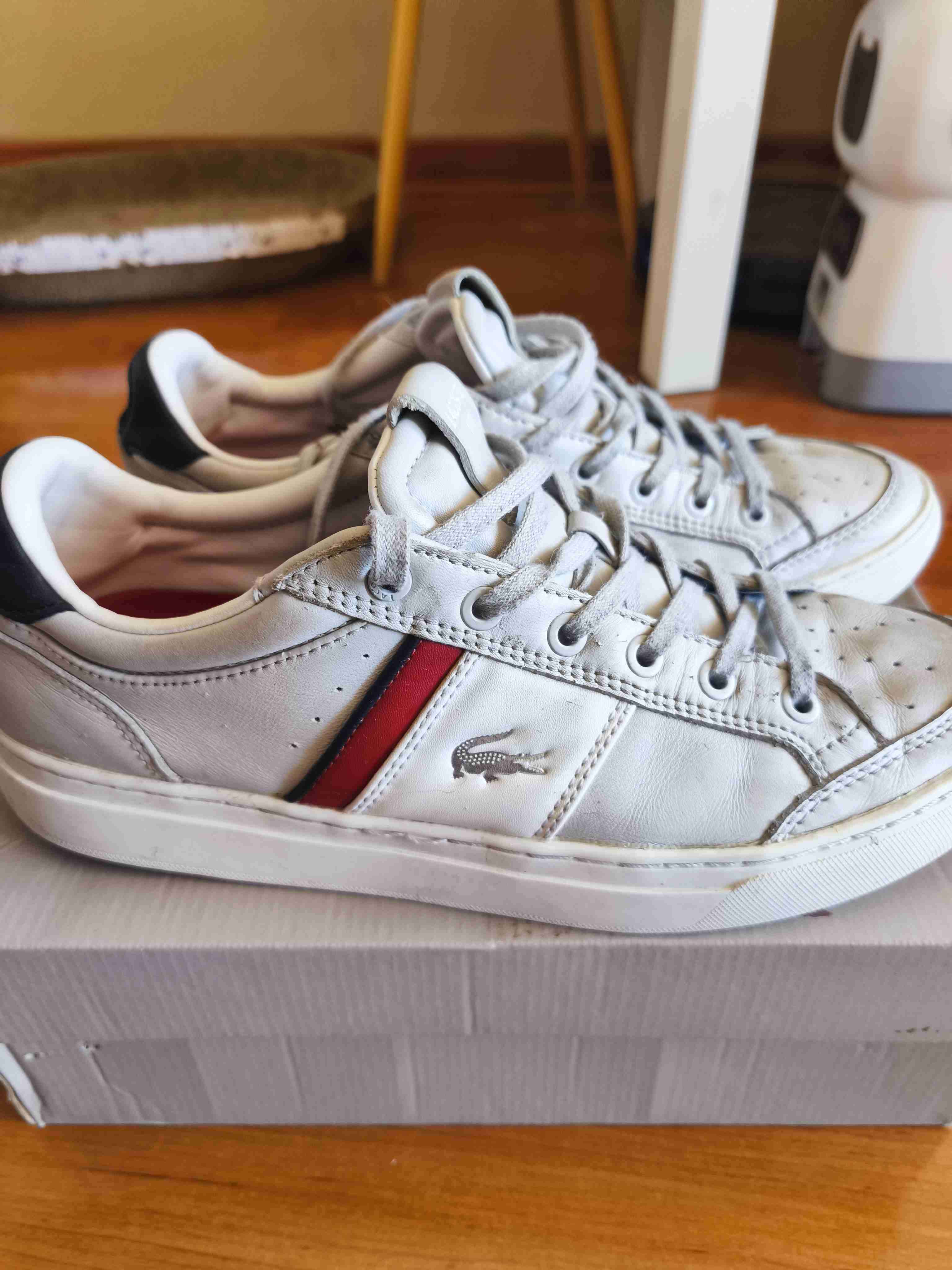 Zapatillas blancas estilo casual - 1