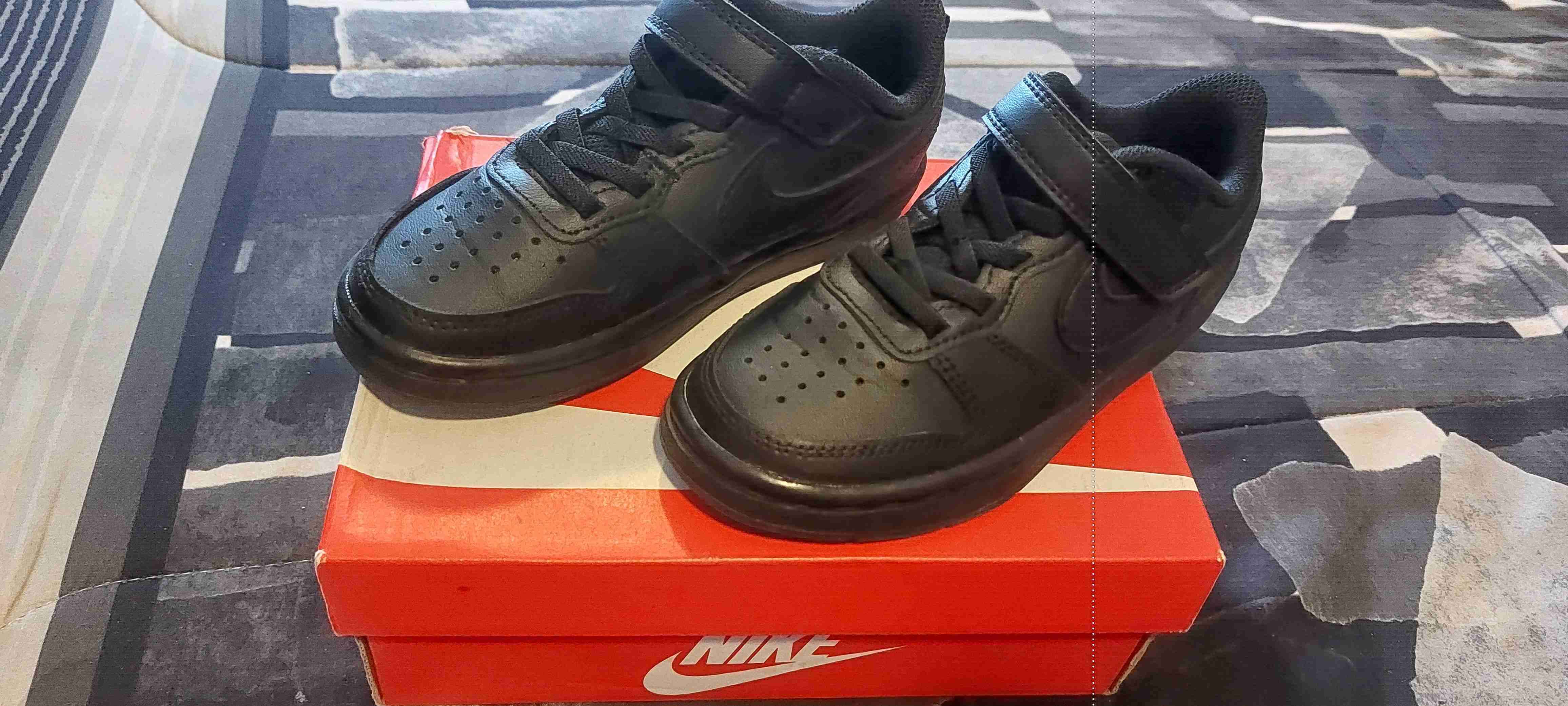 Zapatillas negras Nike para niño - miniatura 2