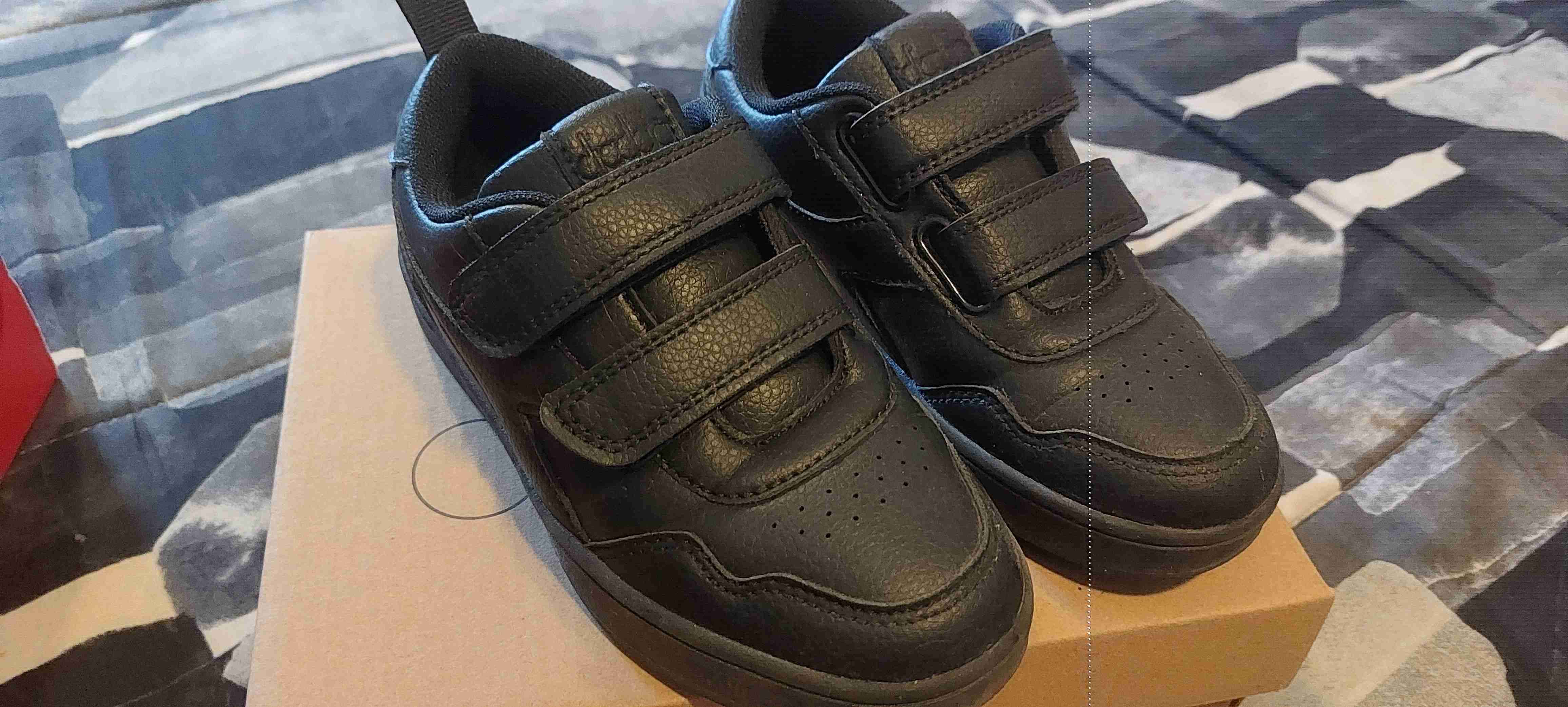 Zapatillas negras para niños - miniatura 1