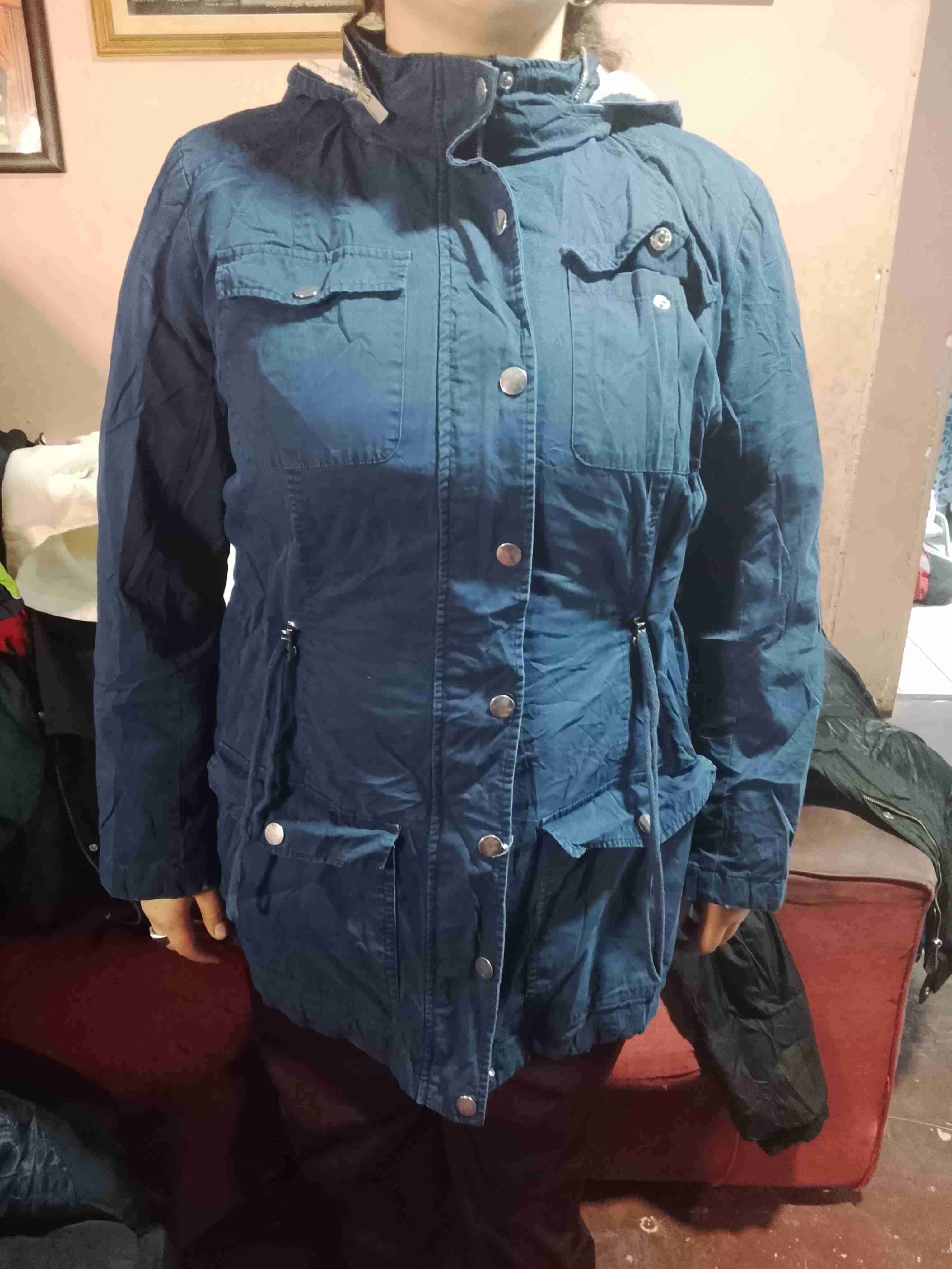 Chaqueta azul con capucha - miniatura 1