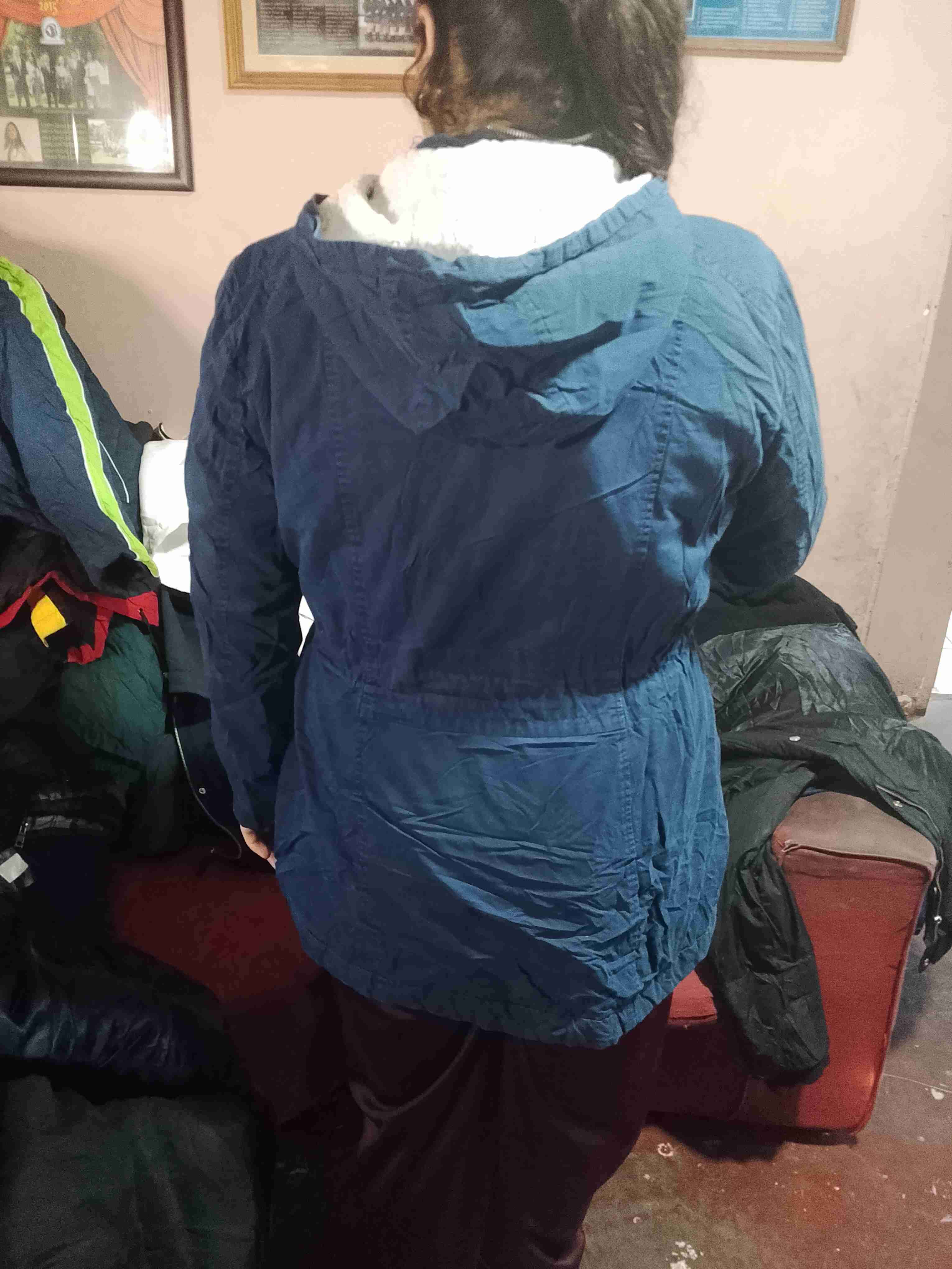 Chaqueta azul con capucha - miniatura 2