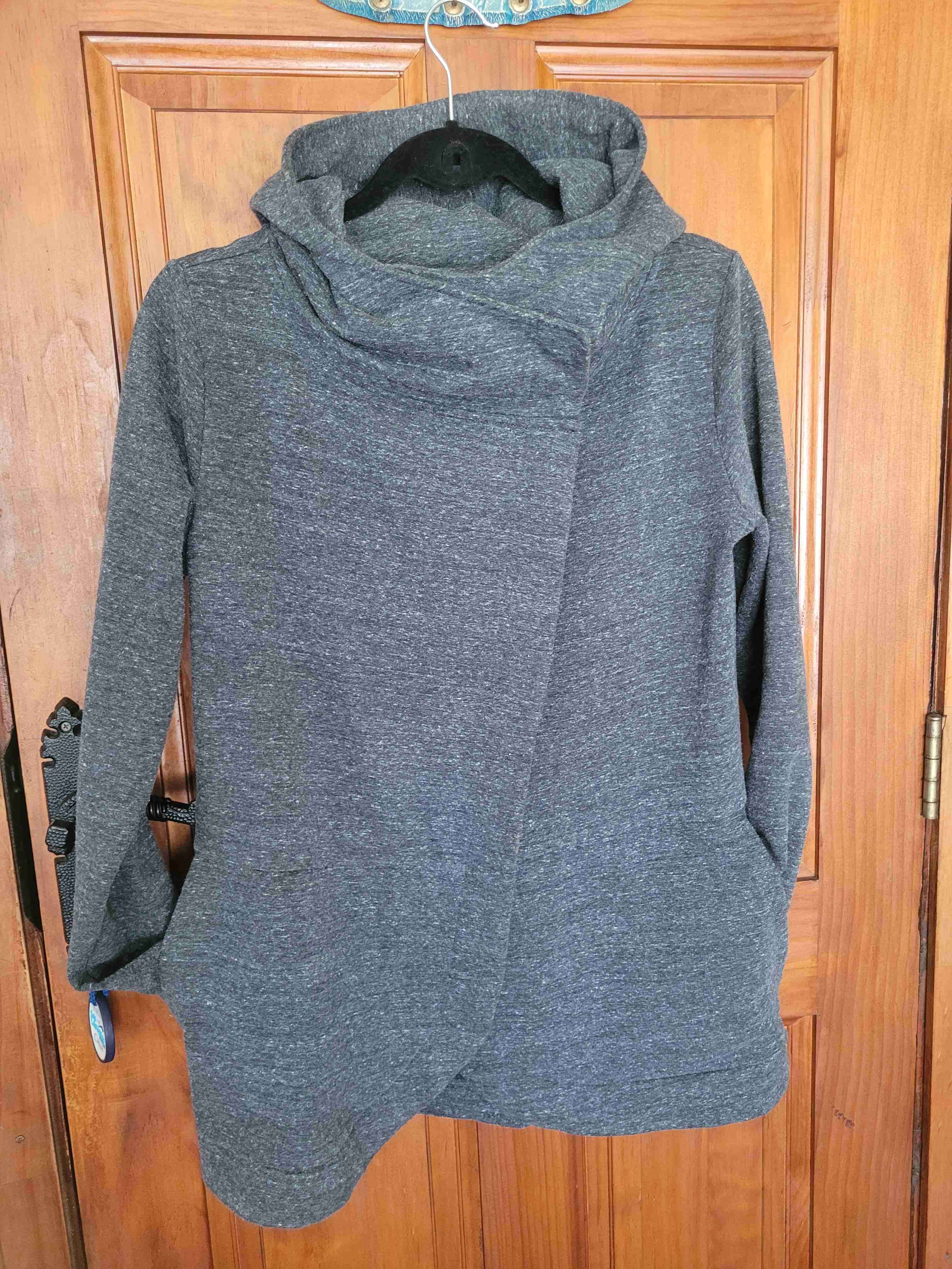 Polerón gris con capucha - miniatura 1