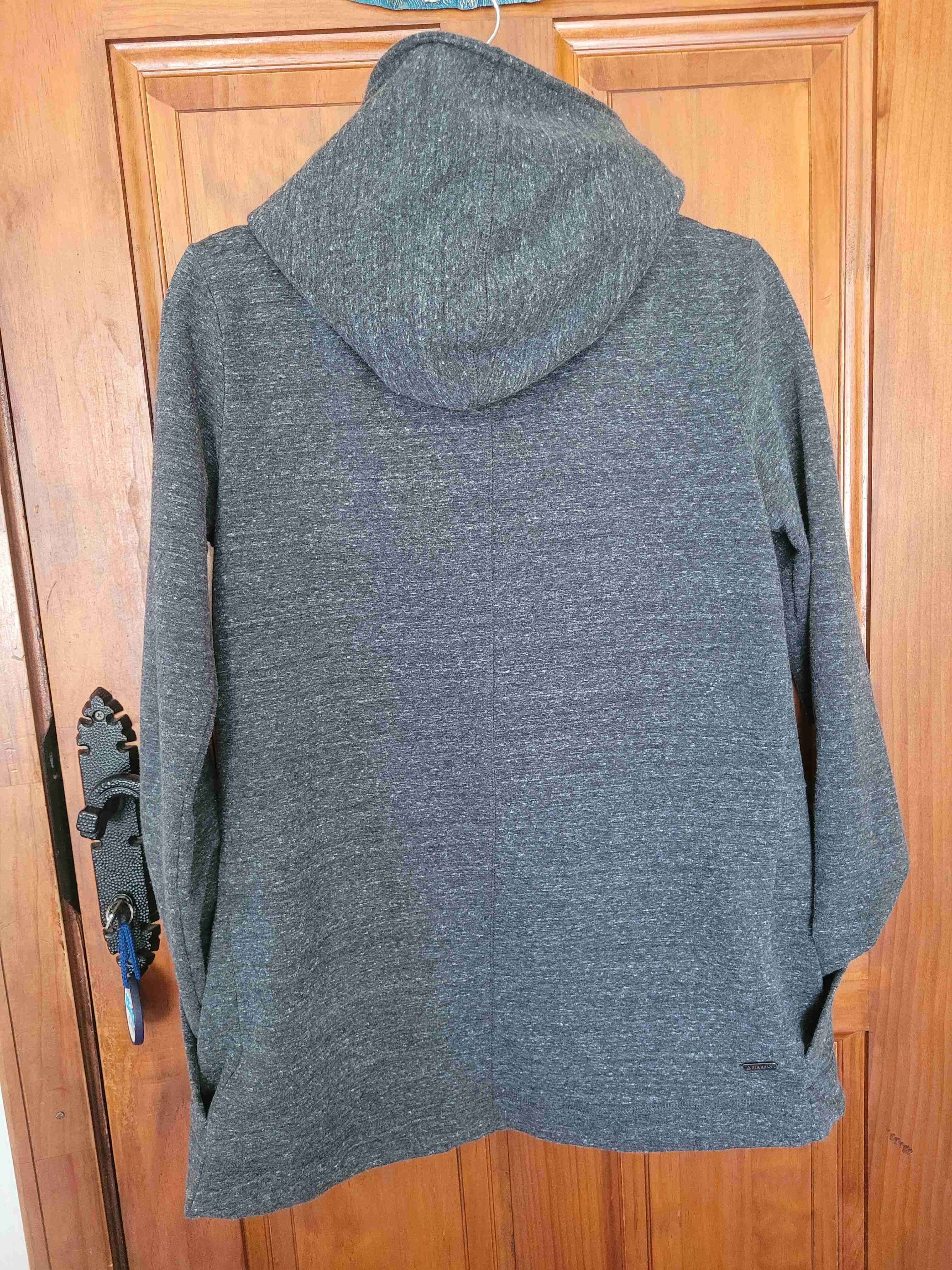 Polerón gris con capucha - miniatura 3