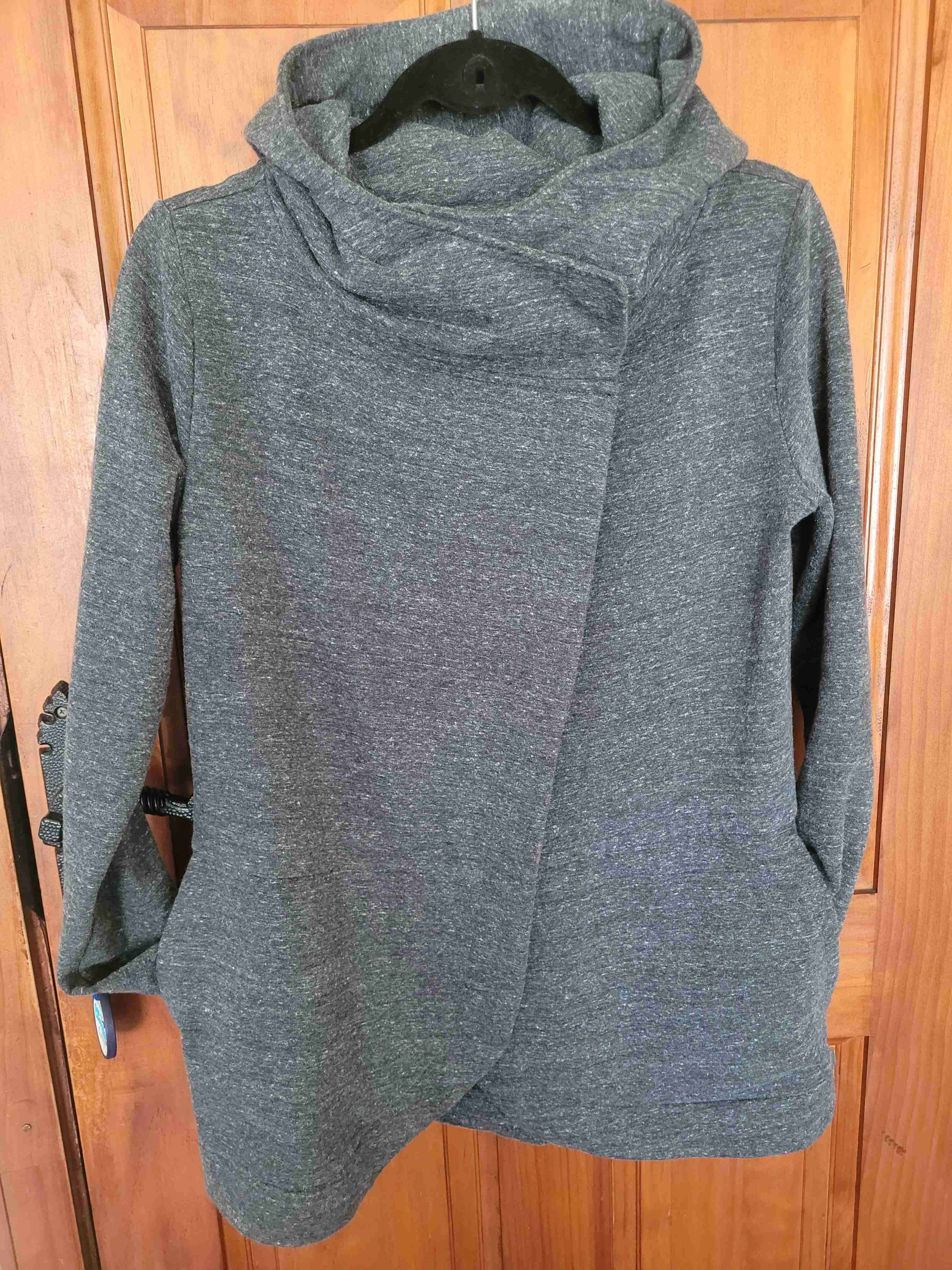 Polerón gris con capucha - miniatura 4