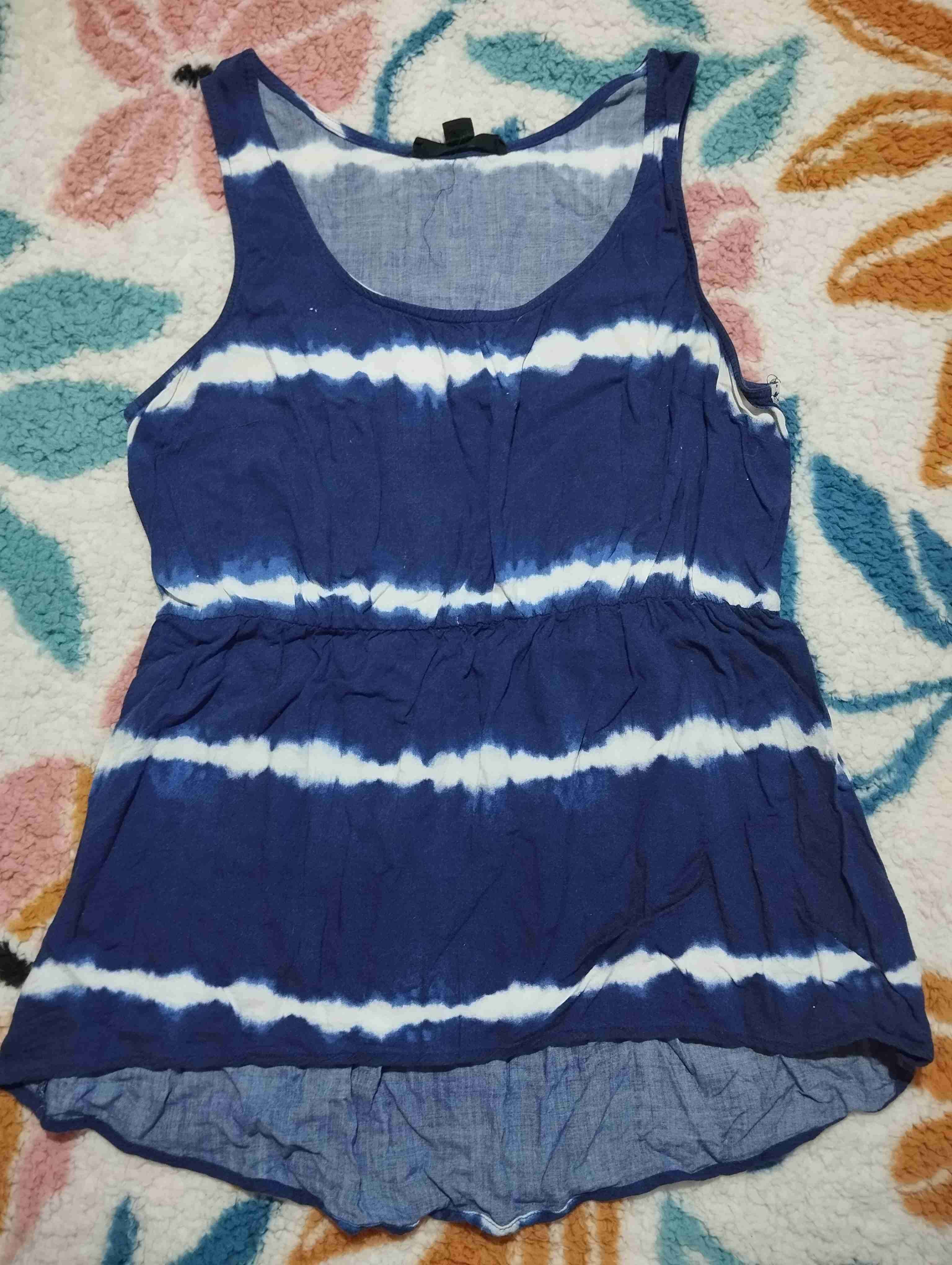 Blusa azul con diseño tie-dye - miniatura 1