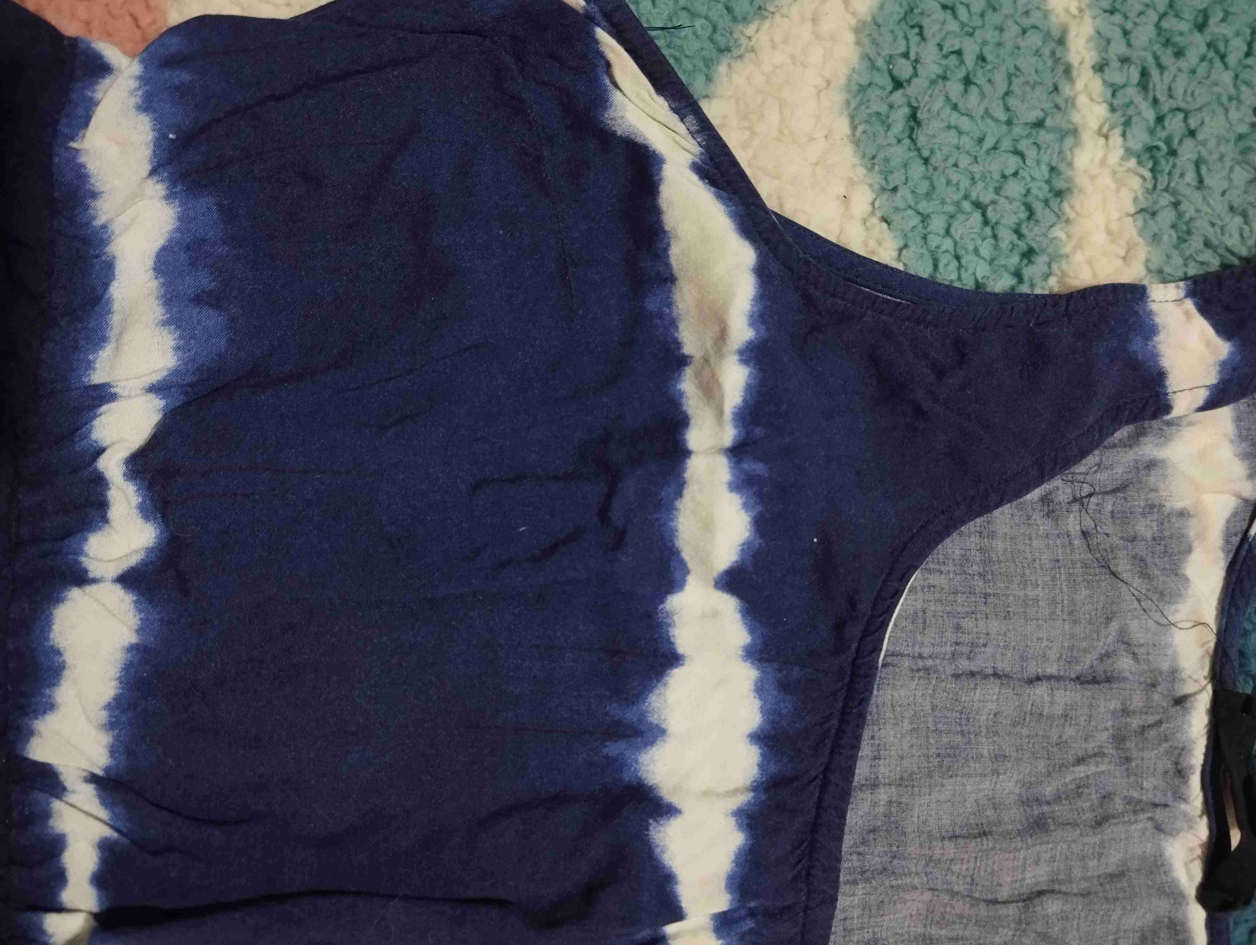 Blusa azul con diseño tie-dye - miniatura 2