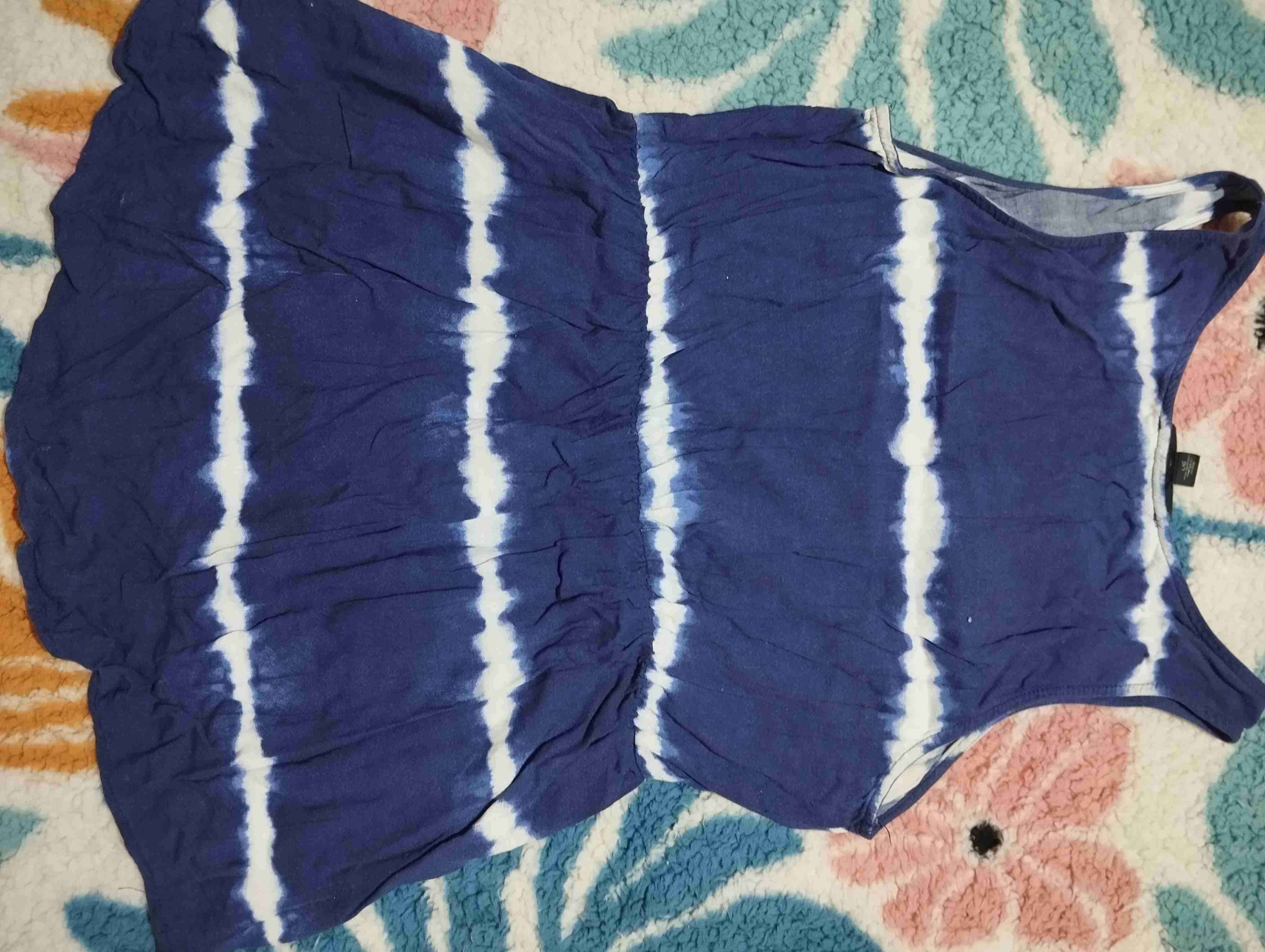 Blusa azul con diseño tie-dye - miniatura 3