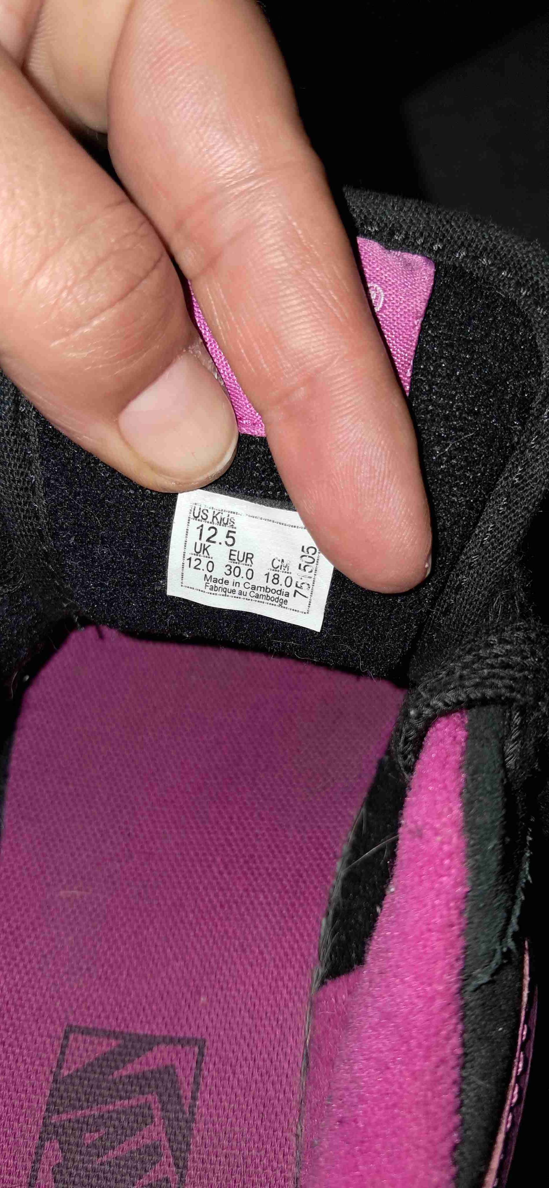 Zapatillas negras con detalles rosados - miniatura 1