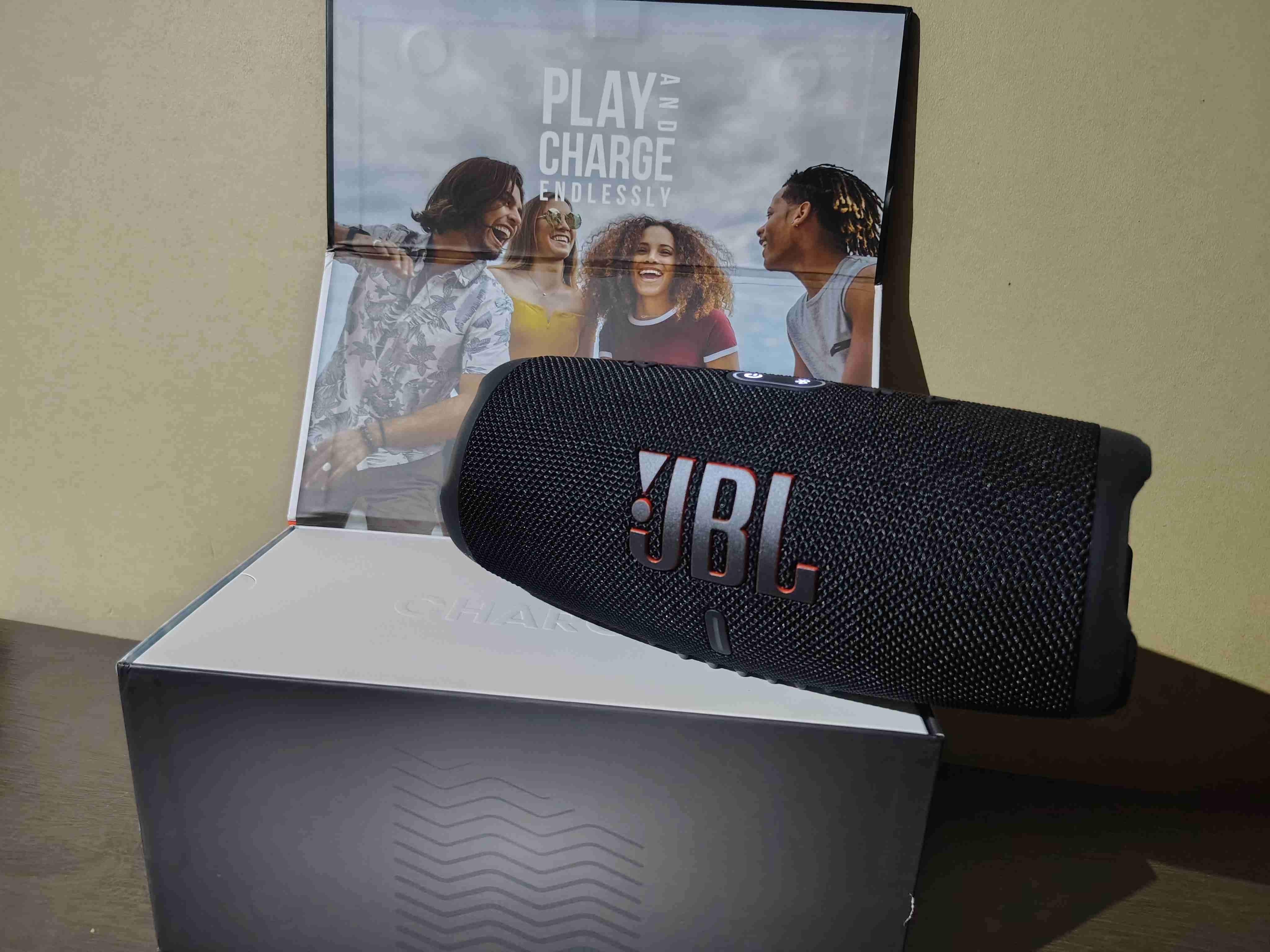 Parlante JBL Charge 5 con caja - miniatura 1