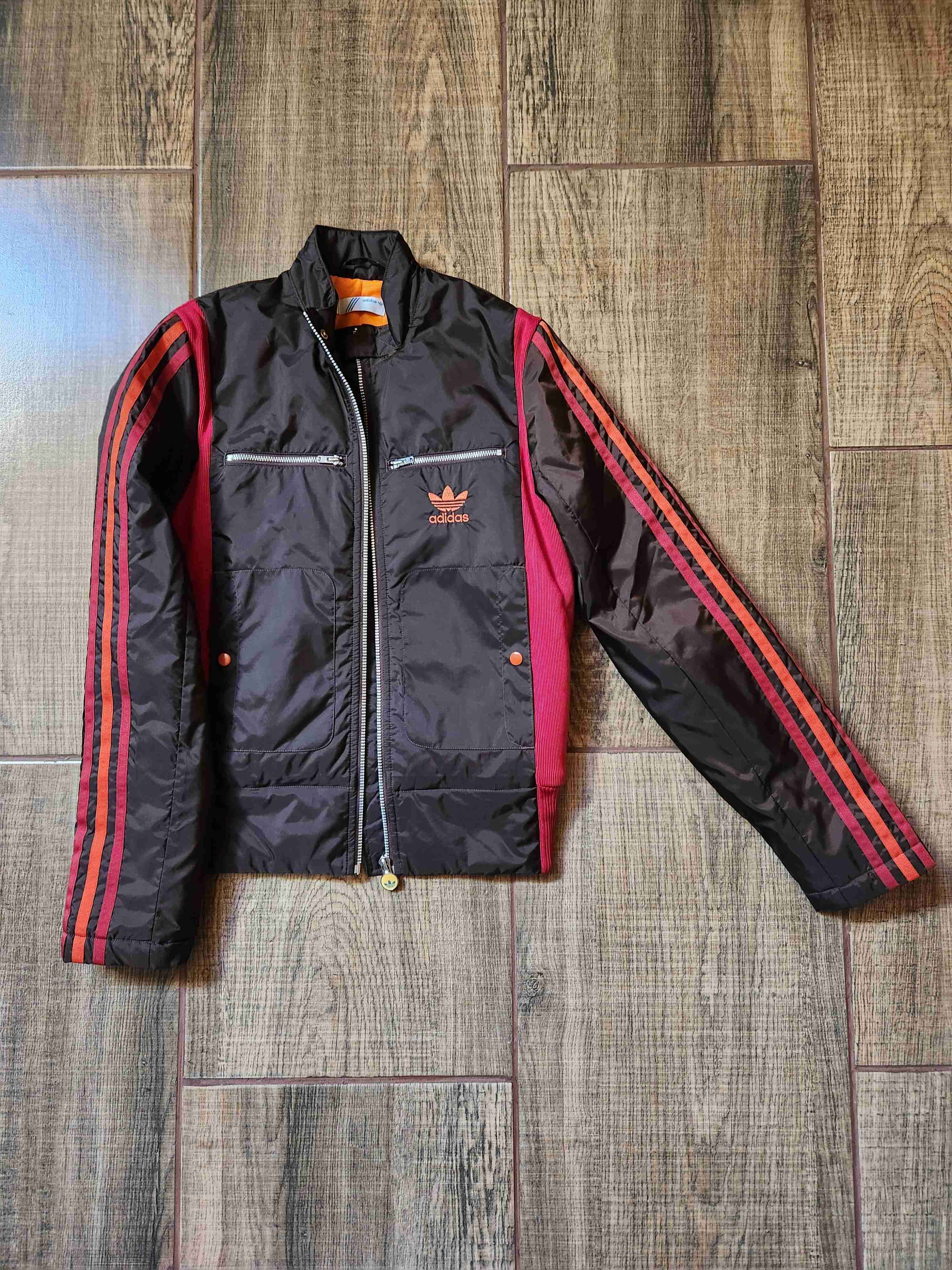 Chaqueta Adidas cafe y roja