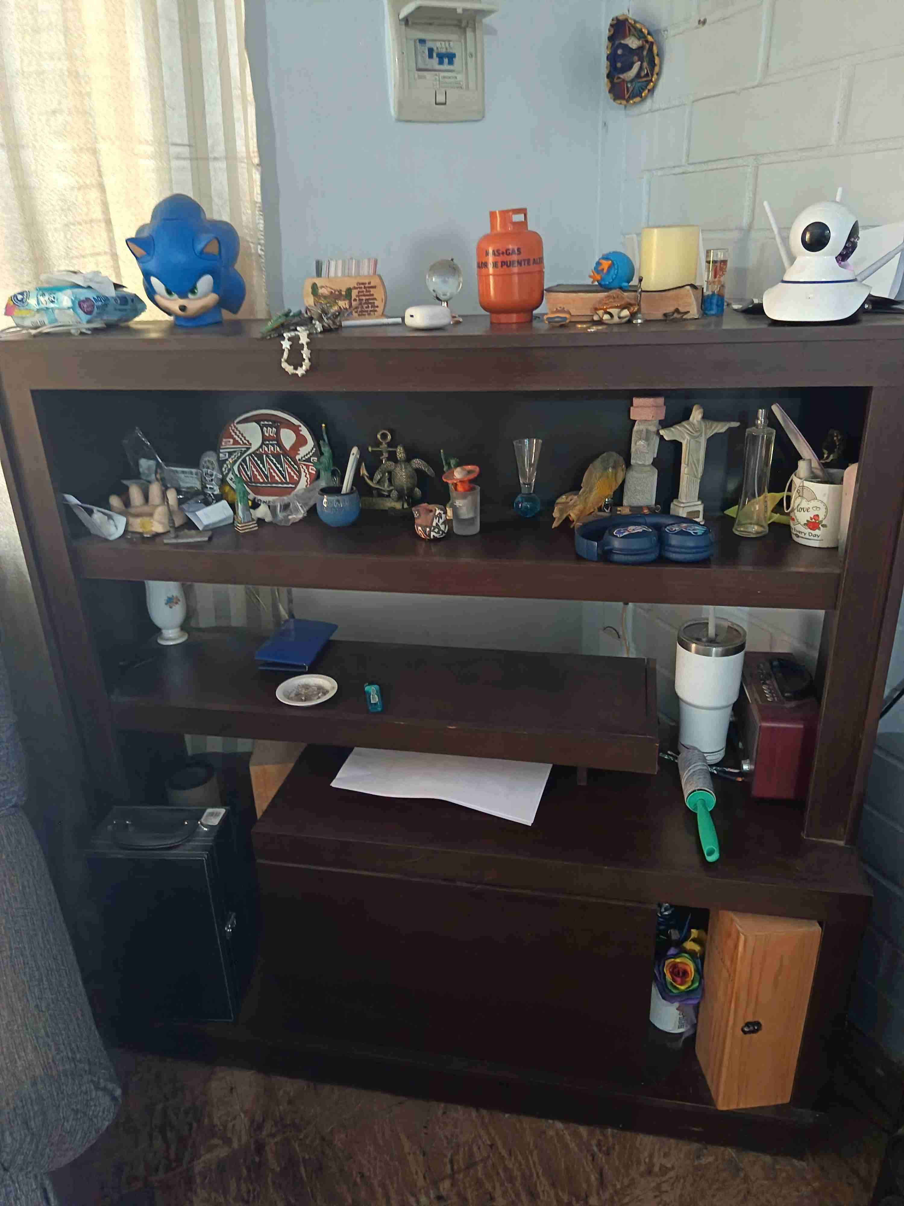 Estantería de madera oscura - 1