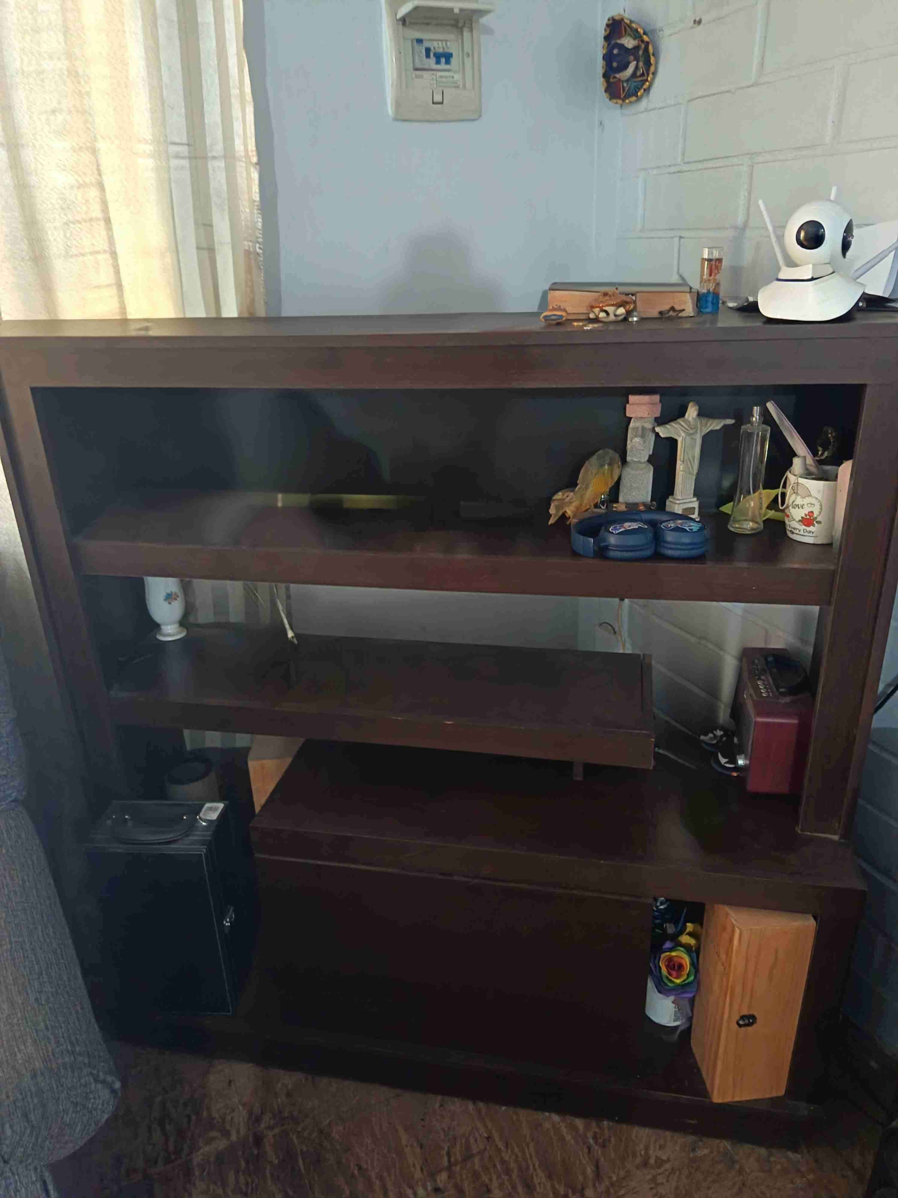 Estantería de madera oscura - 2