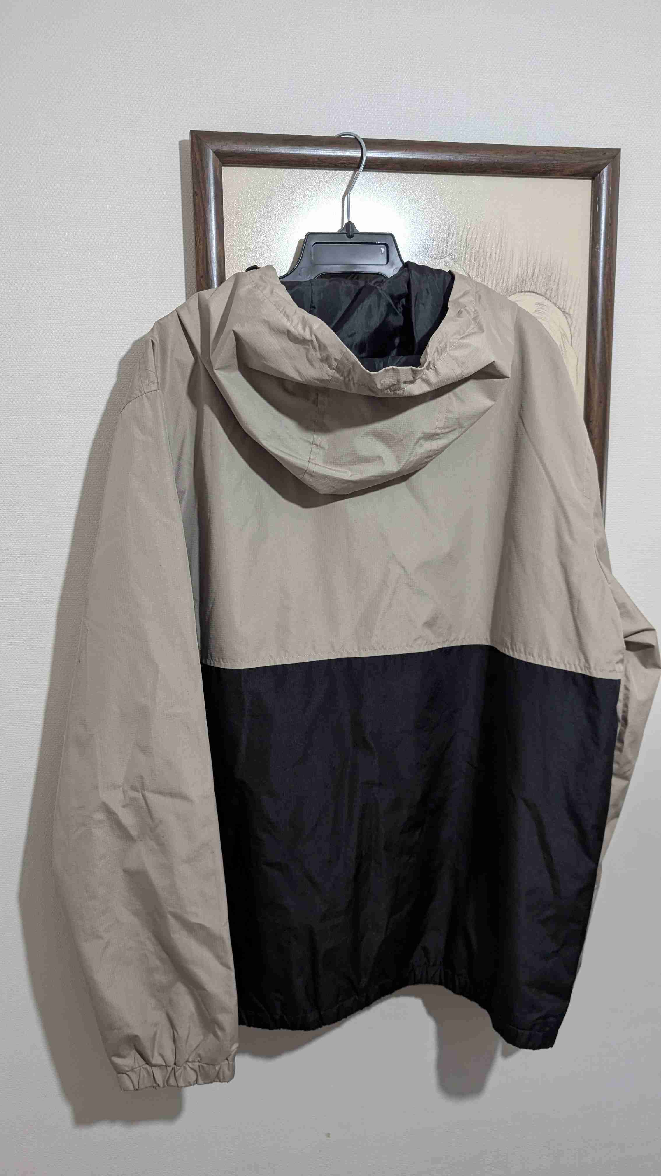 Cortavientos beige y negro - miniatura 3