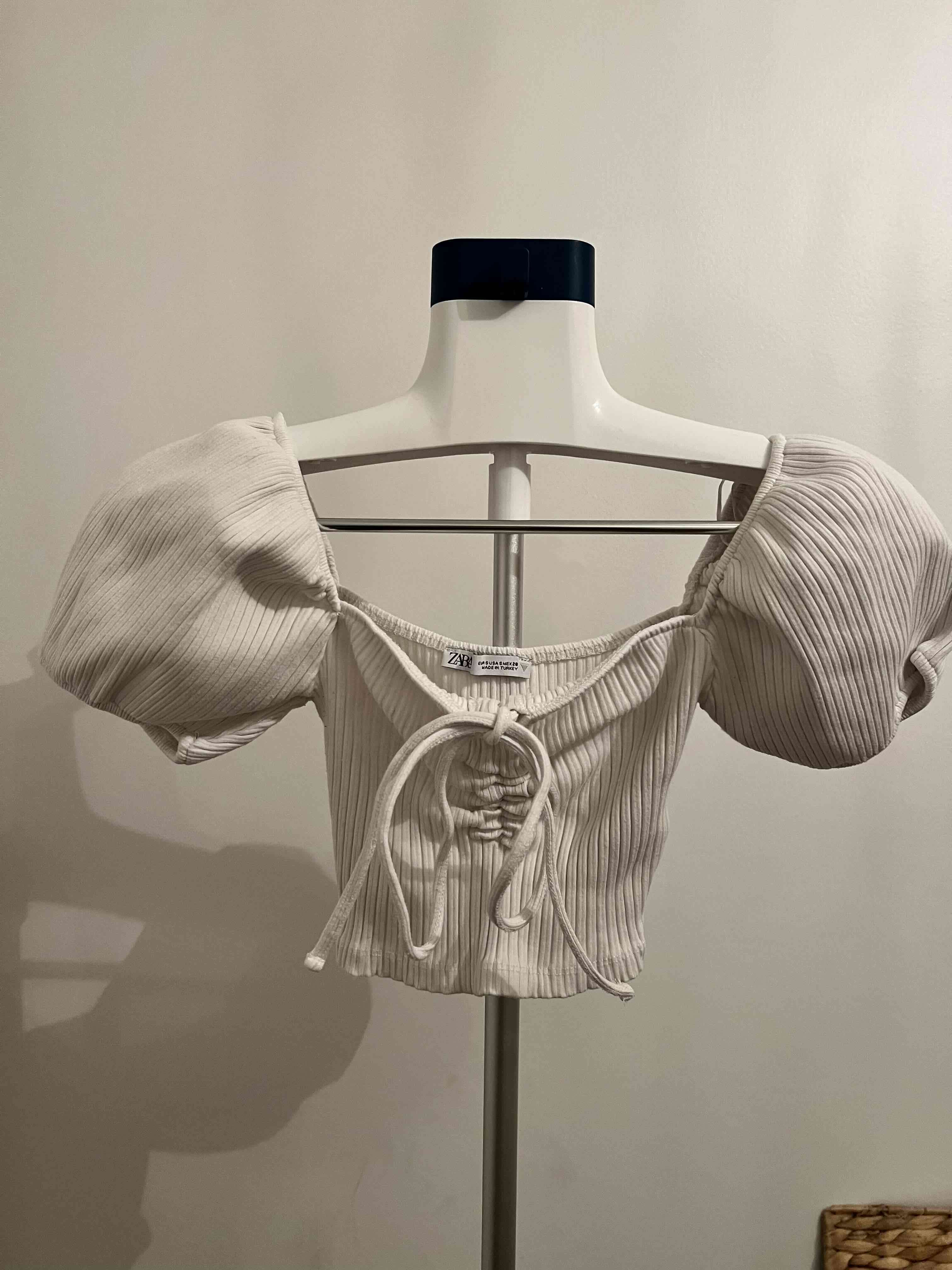 Polera blanca con mangas abullonadas ZARA - 1