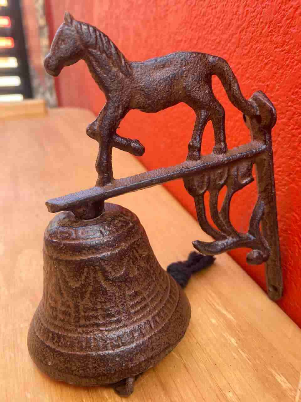 Campana de hierro fundido con figuras - miniatura 5