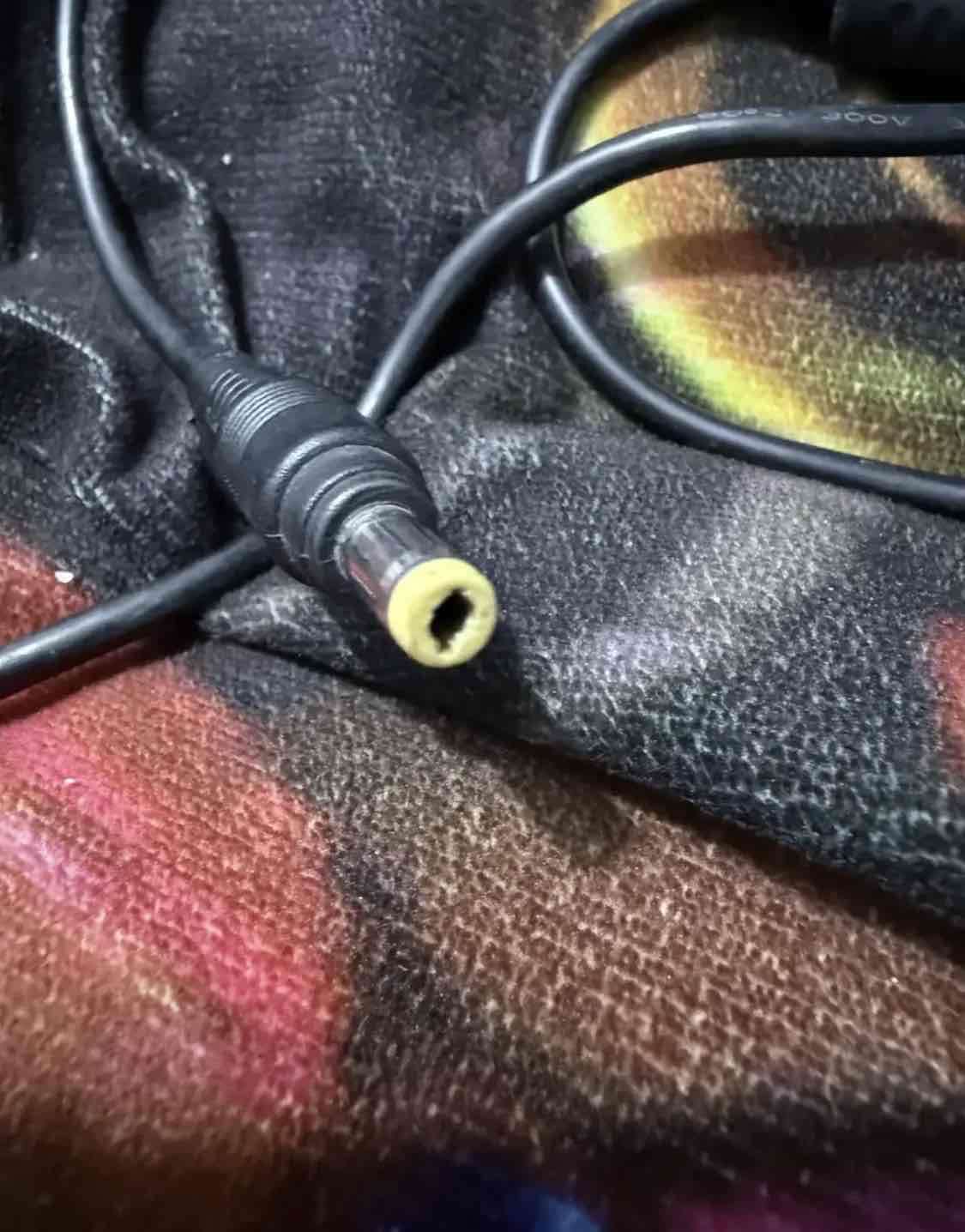 Cargador HP punta amarilla - miniatura 1