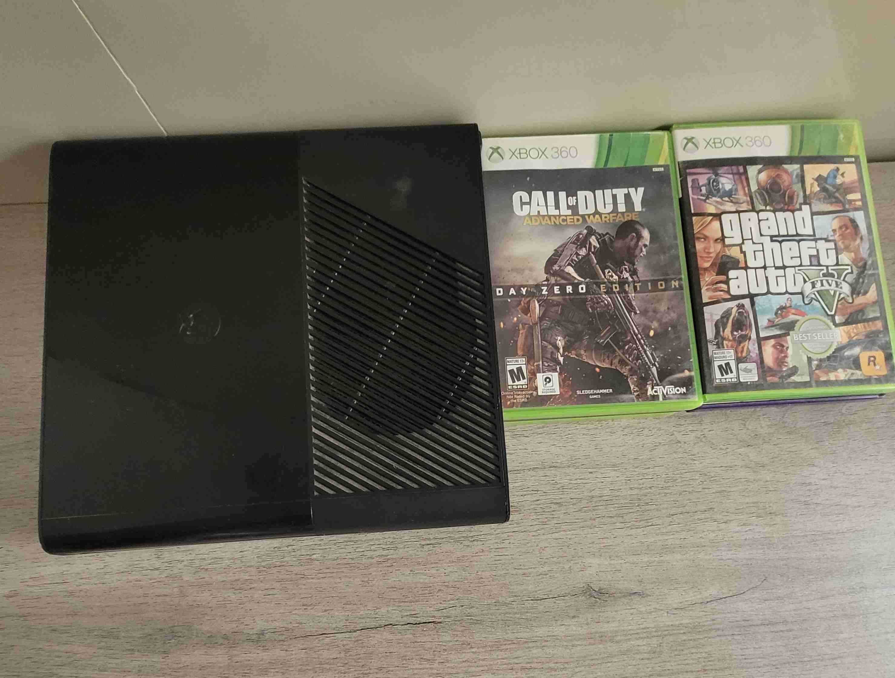 Consola Xbox 360 con mandos originales y Kinect - miniatura 1