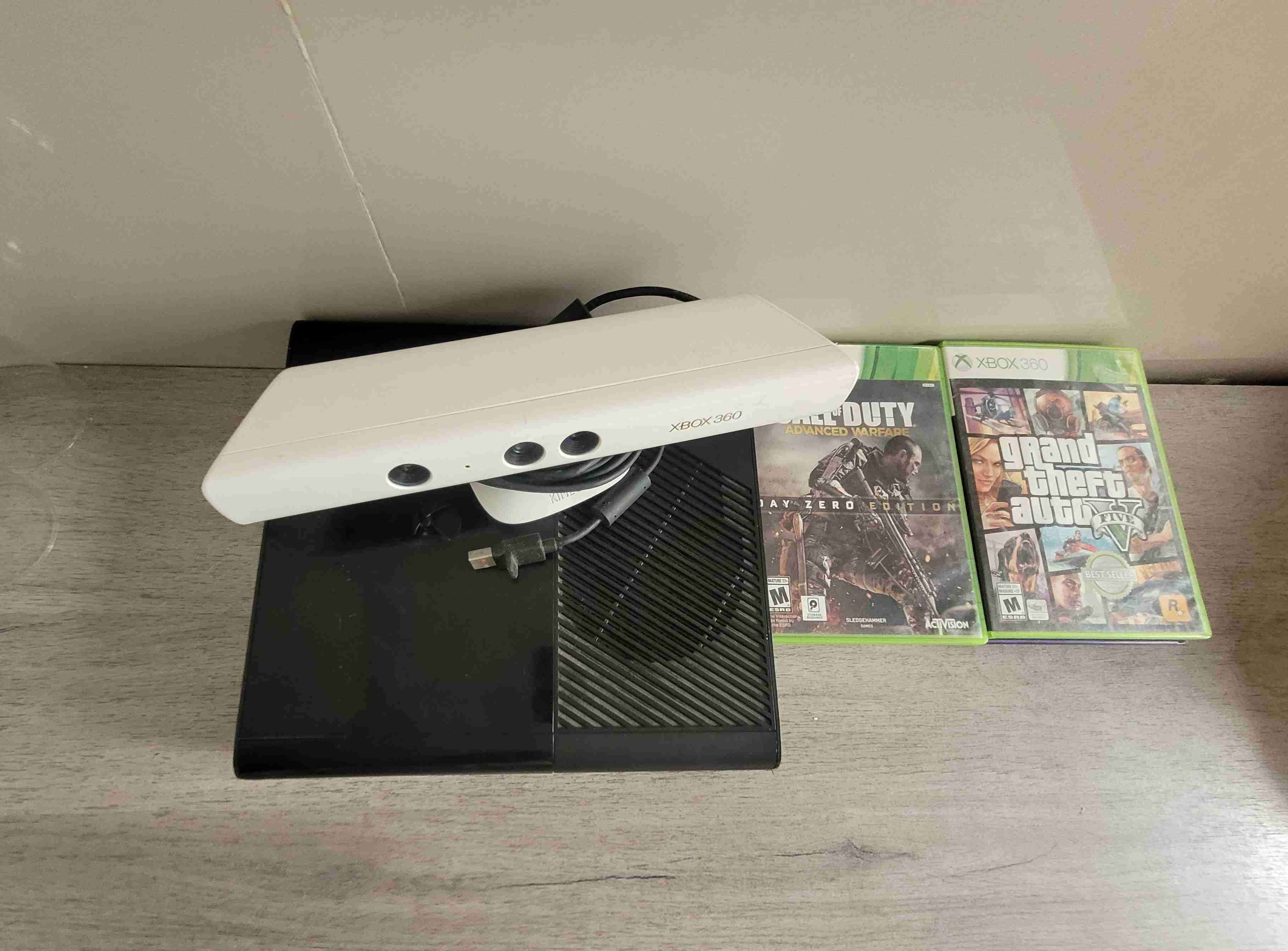 Consola Xbox 360 con mandos originales y Kinect - miniatura 4