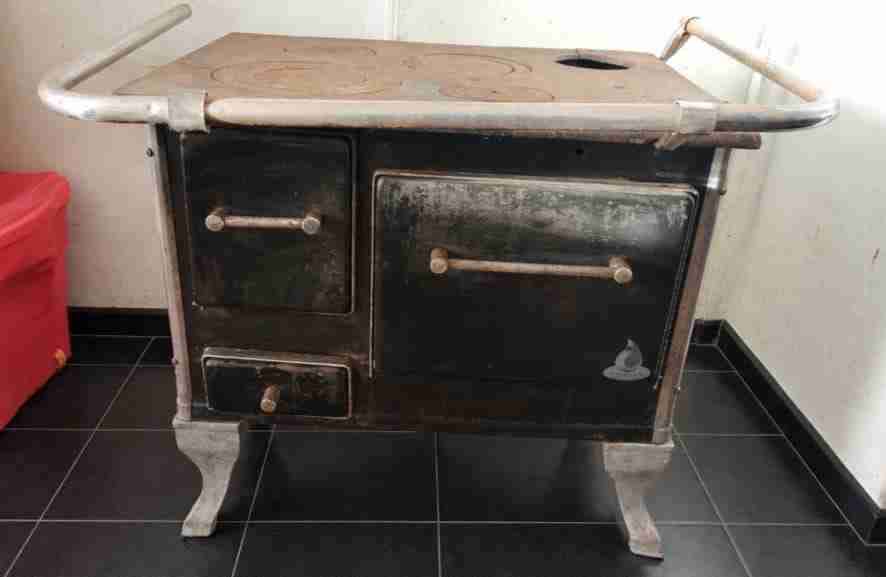 Cocina a leña antigua - miniatura 1