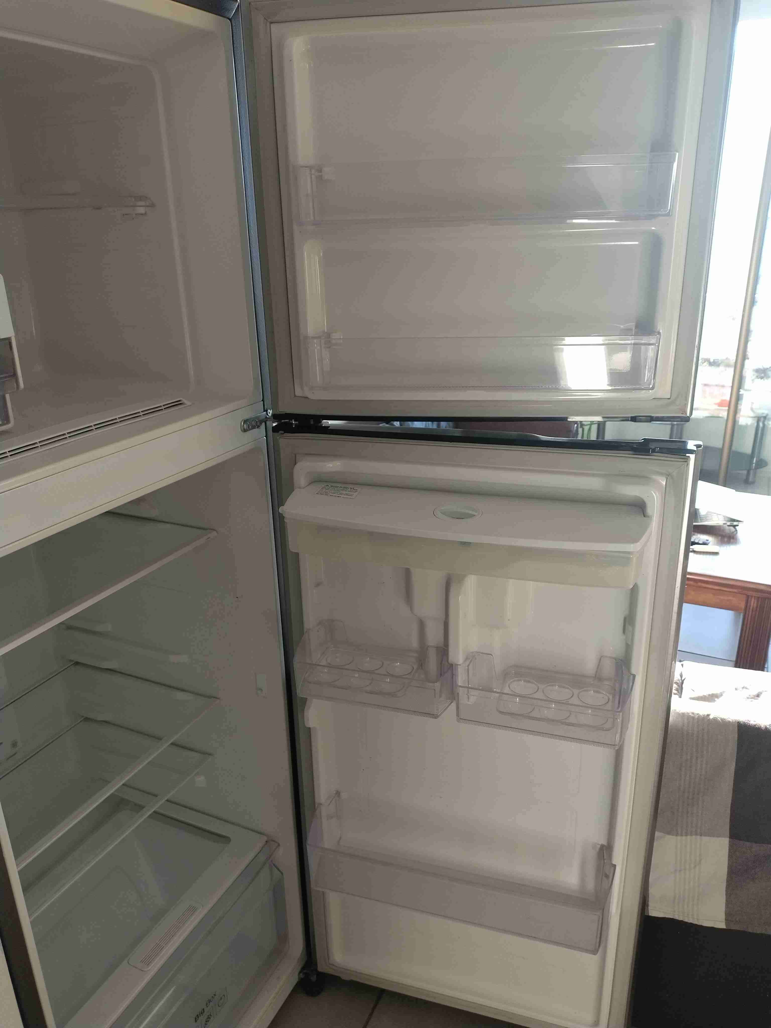 Refrigerador con dispensador de agua - miniatura 5