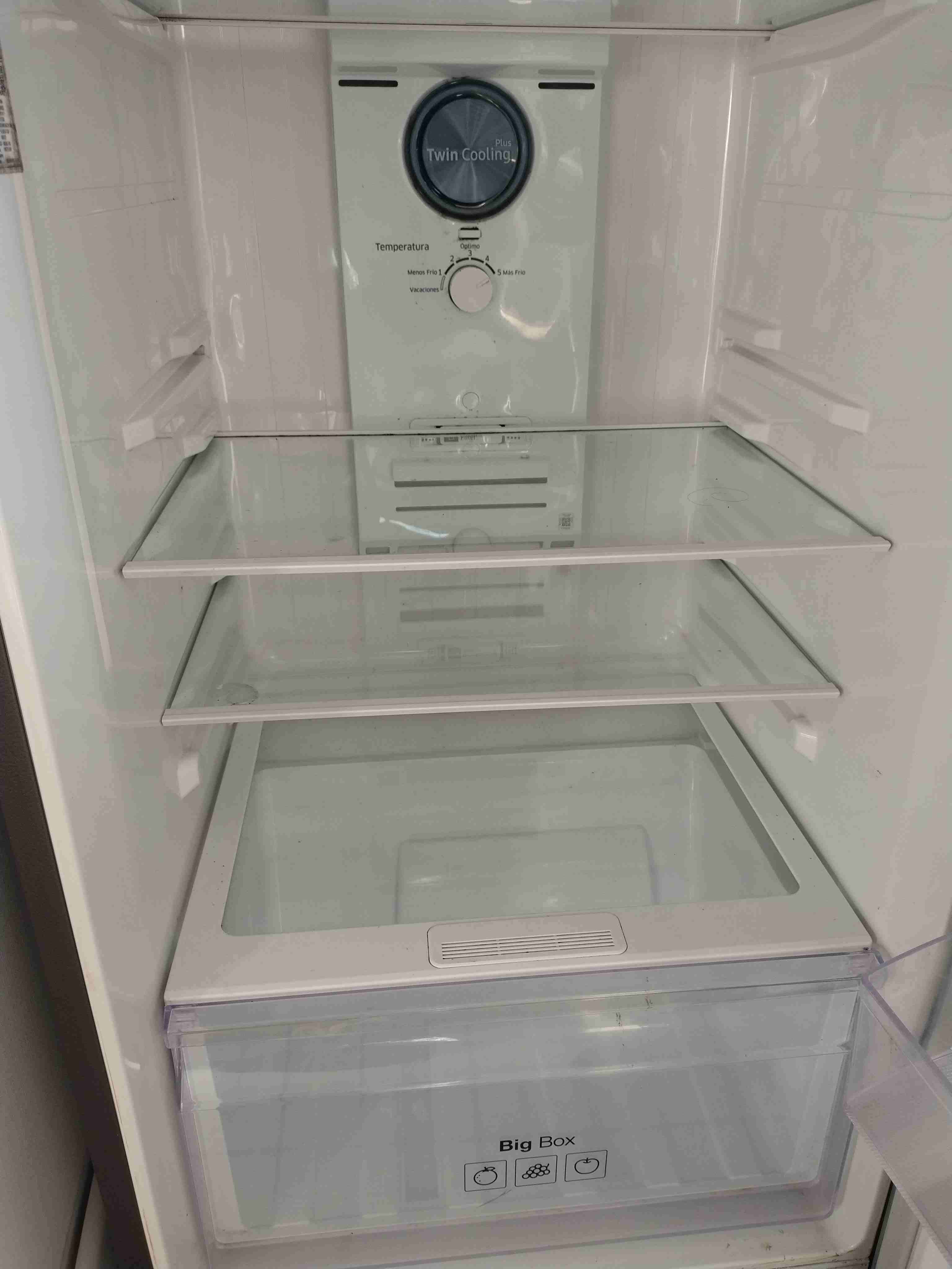 Refrigerador con dispensador de agua - miniatura 6