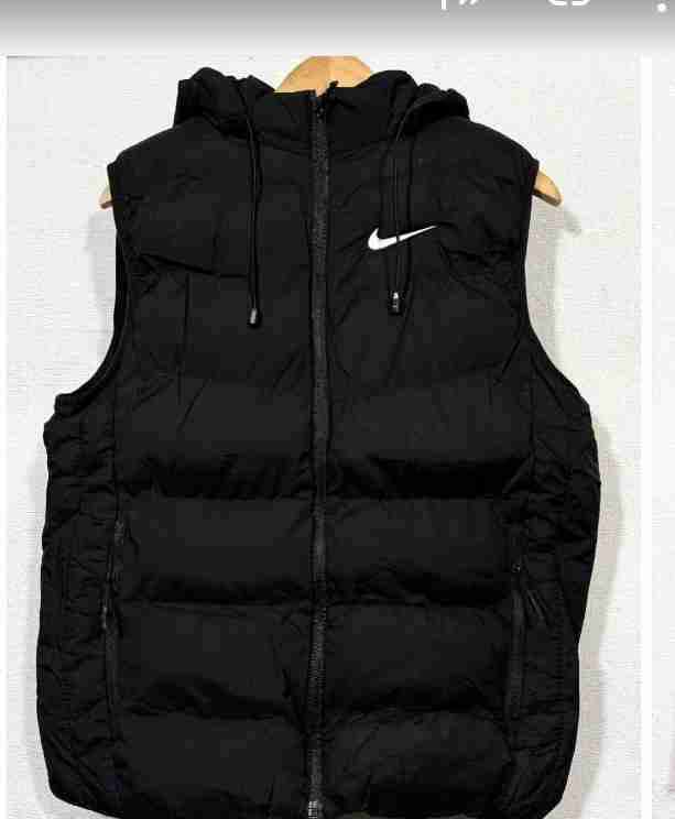 Chaleco negro deportivo con capucha