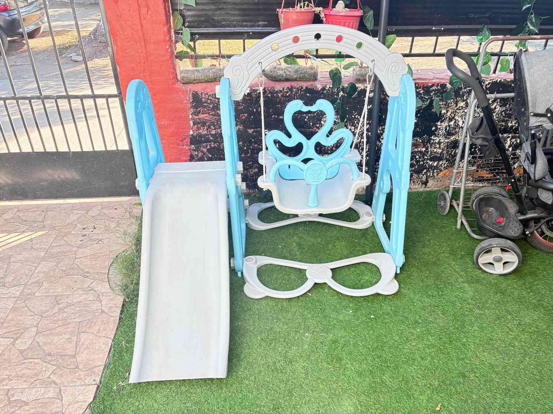 Columpio y resbalín para niños