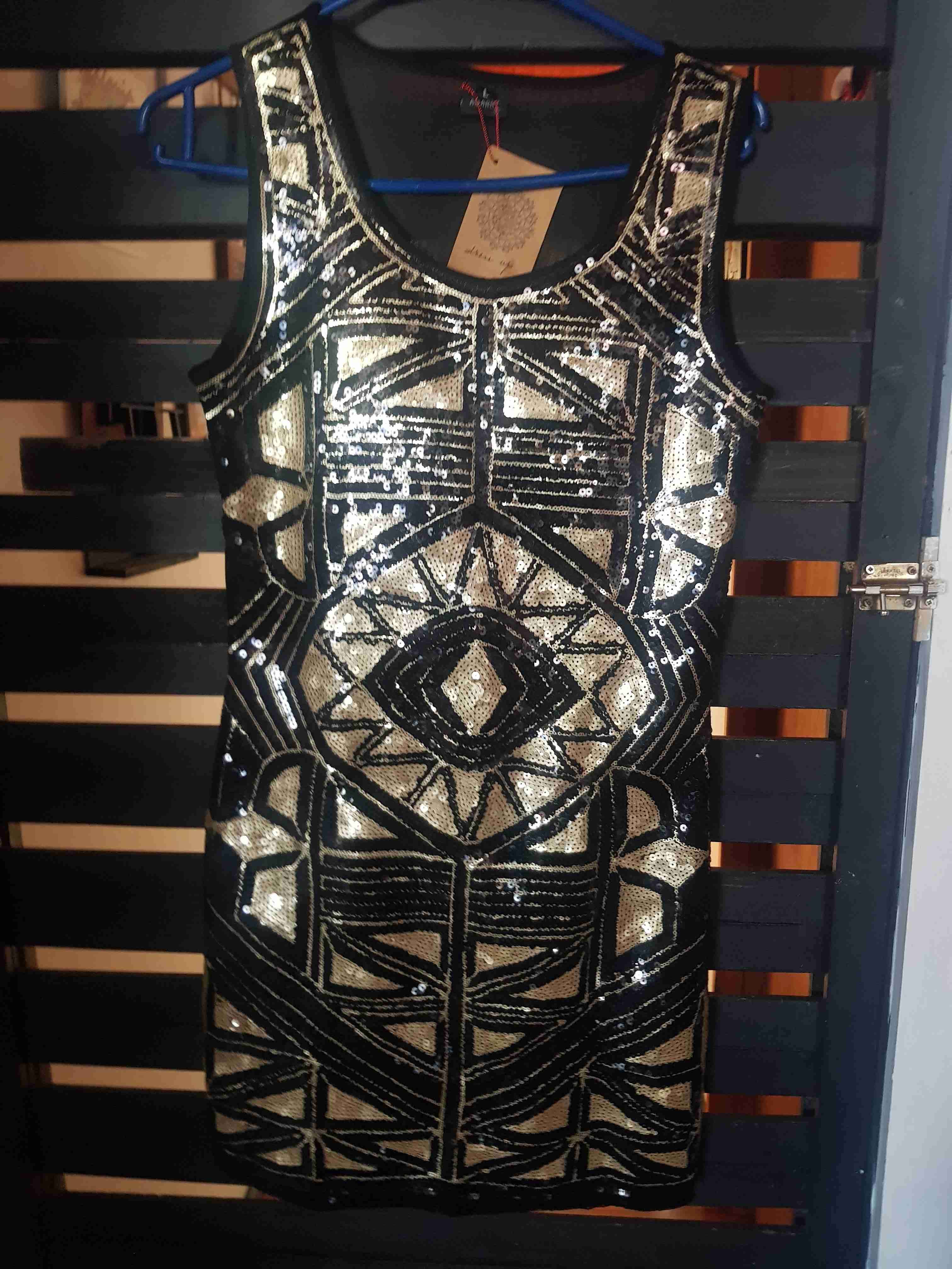 Vestido negro con lentejuelas - miniatura 2