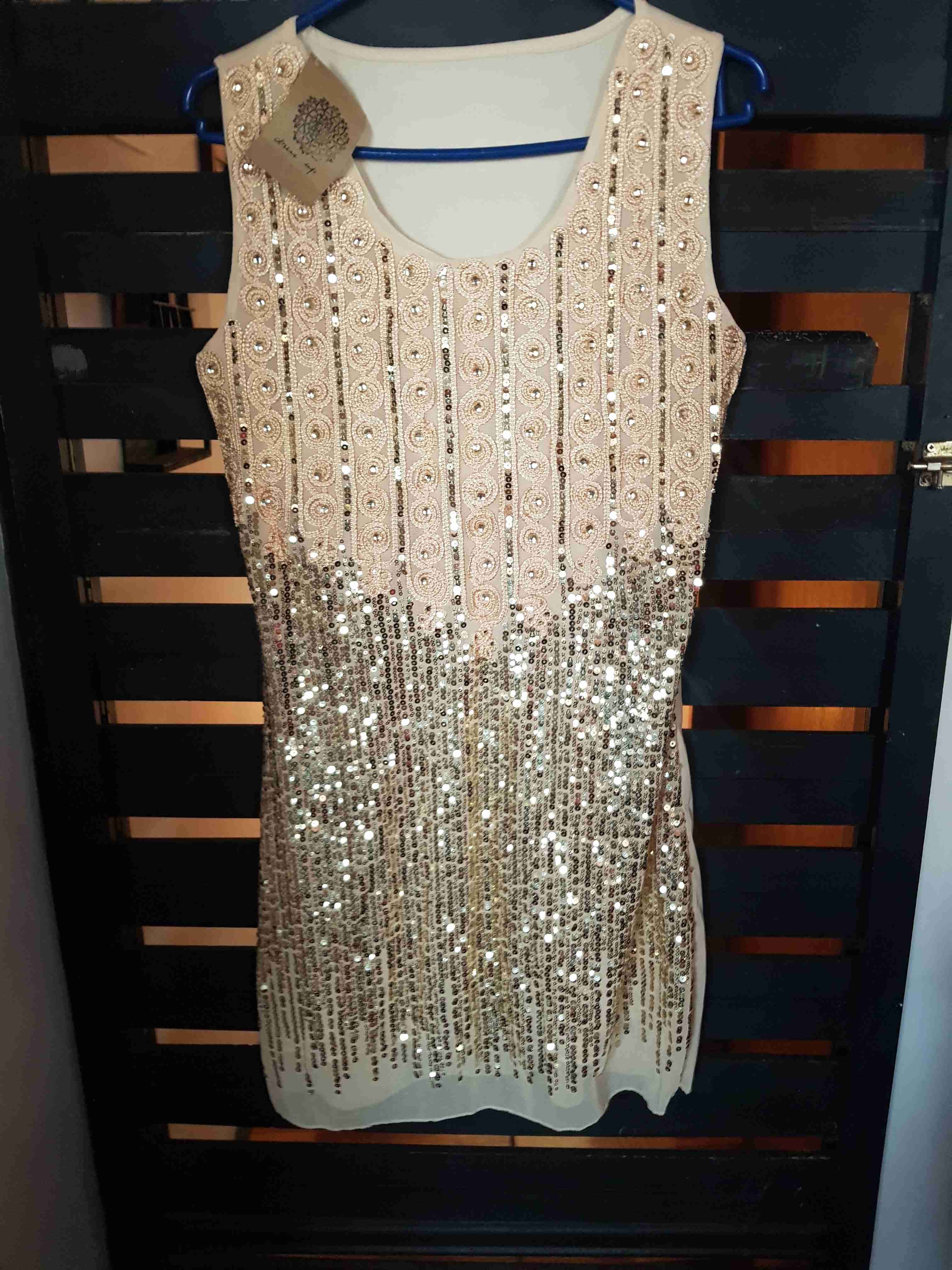 Vestido negro con lentejuelas - miniatura 3