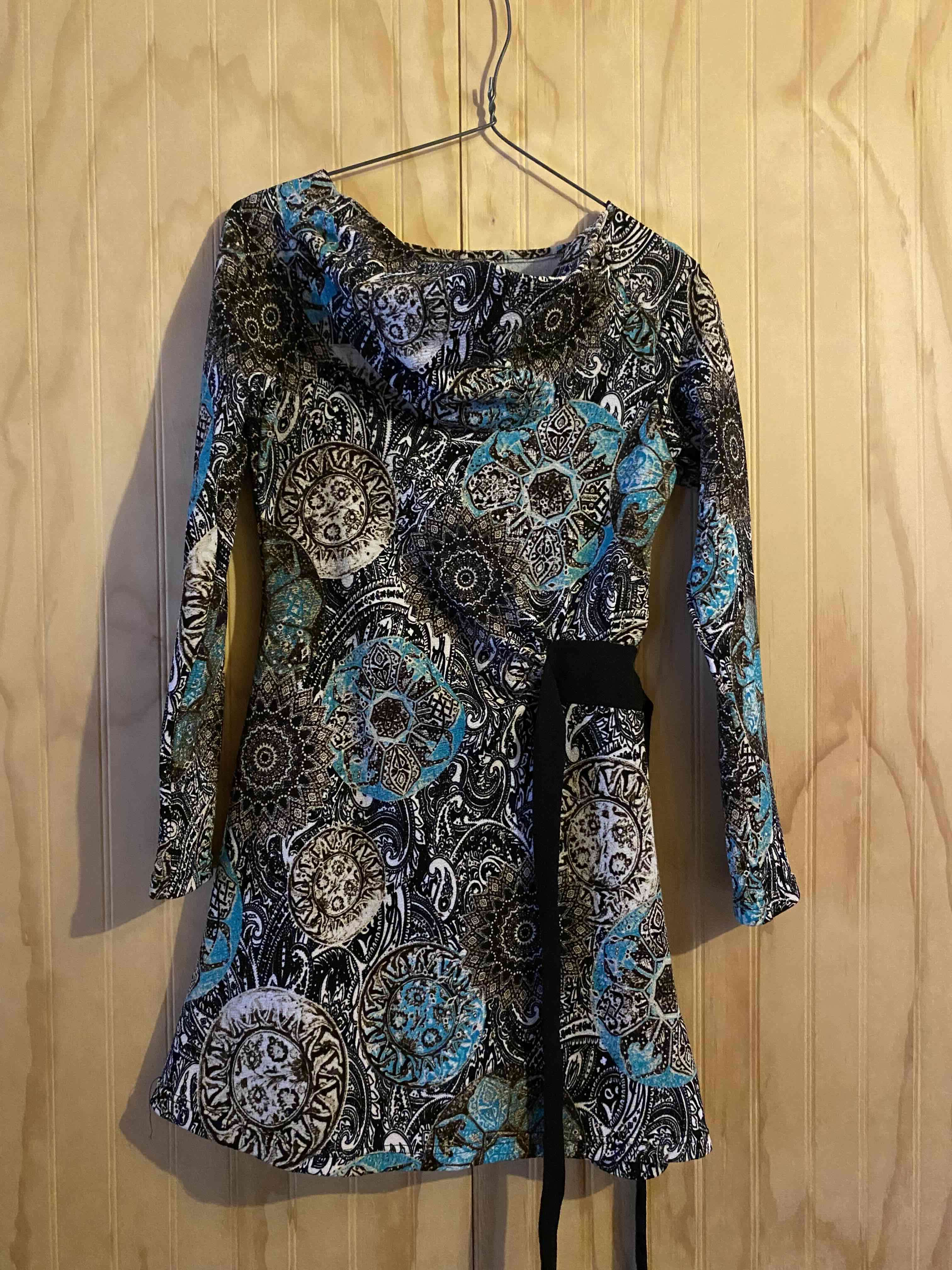 Chaleco, vestido y polera manga larga - miniatura 2