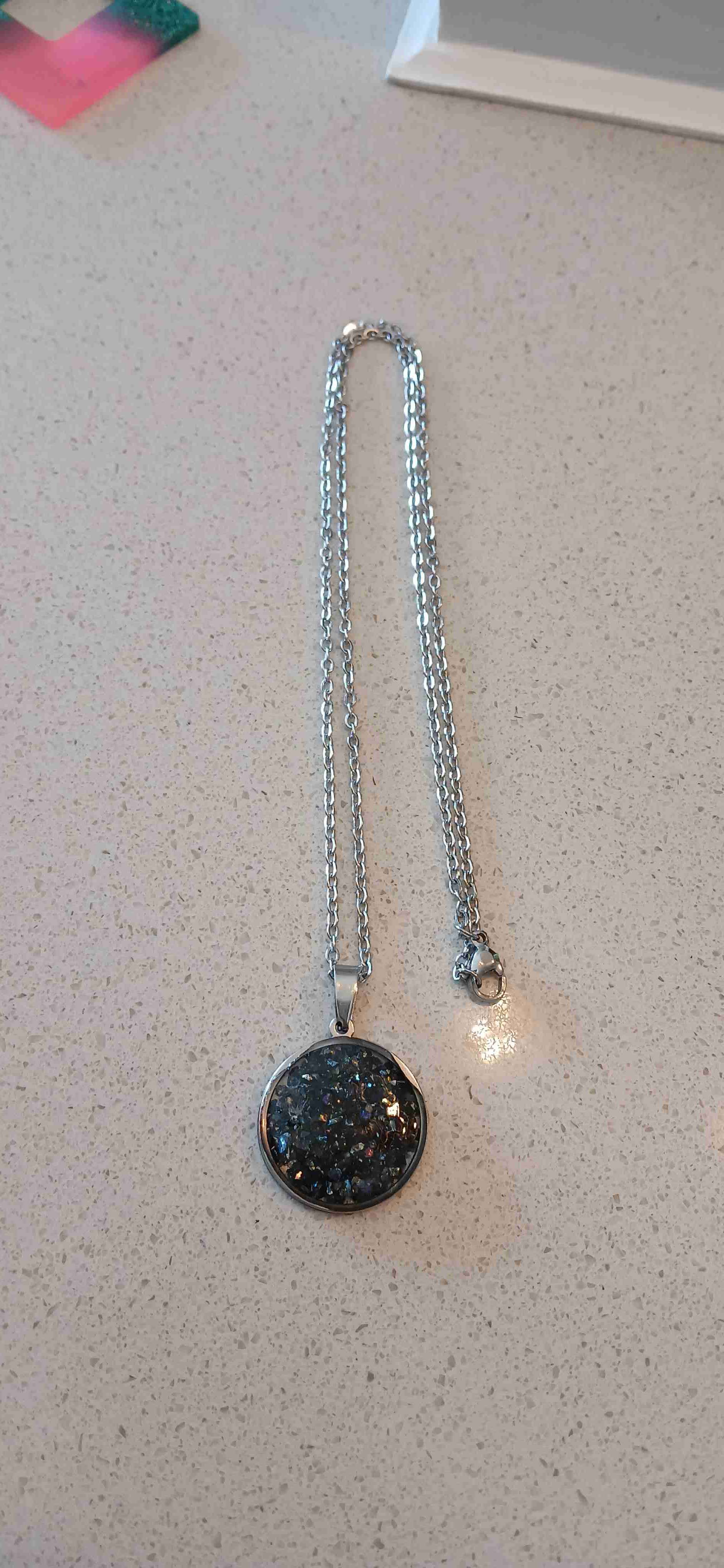 Collar con colgante en resina y diseños - 1