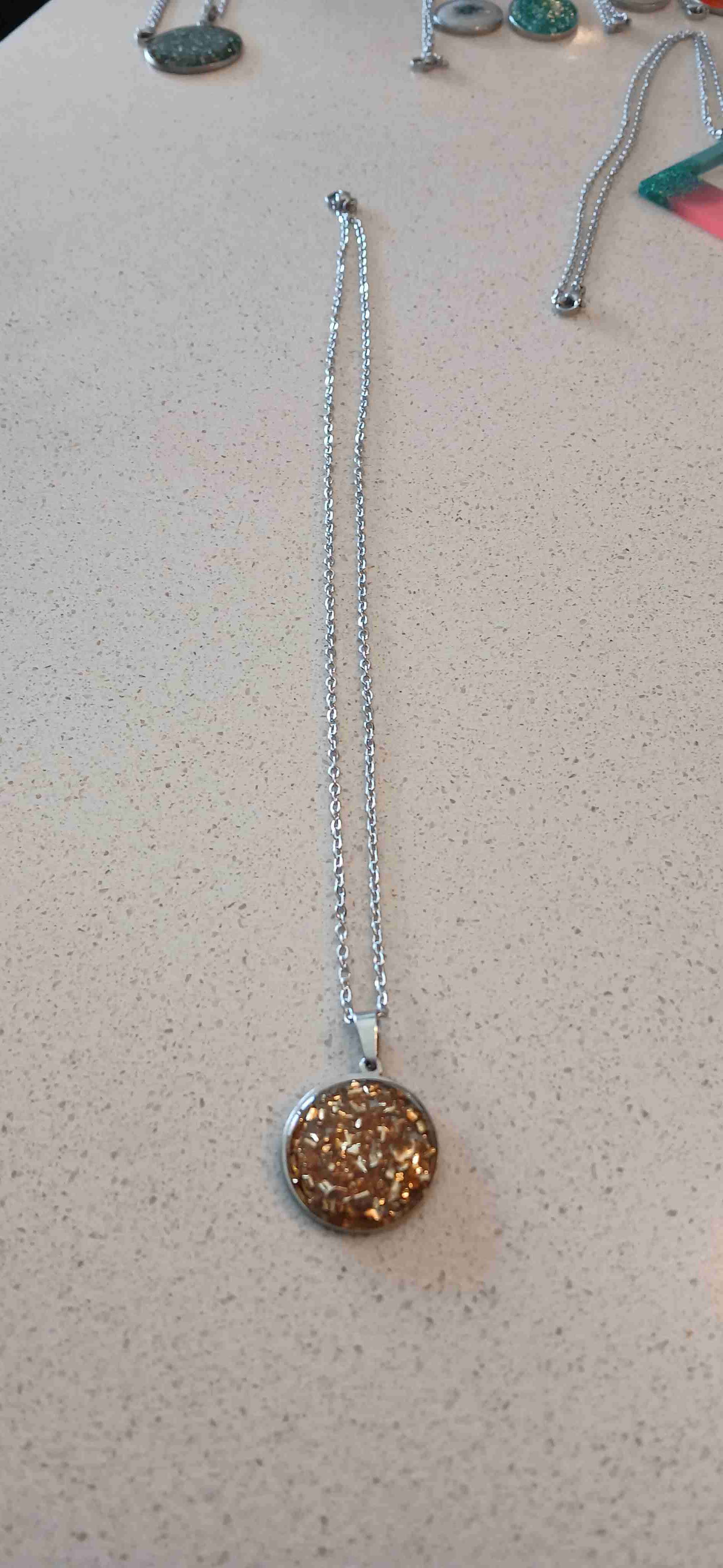 Collar con colgante en resina y diseños - 2