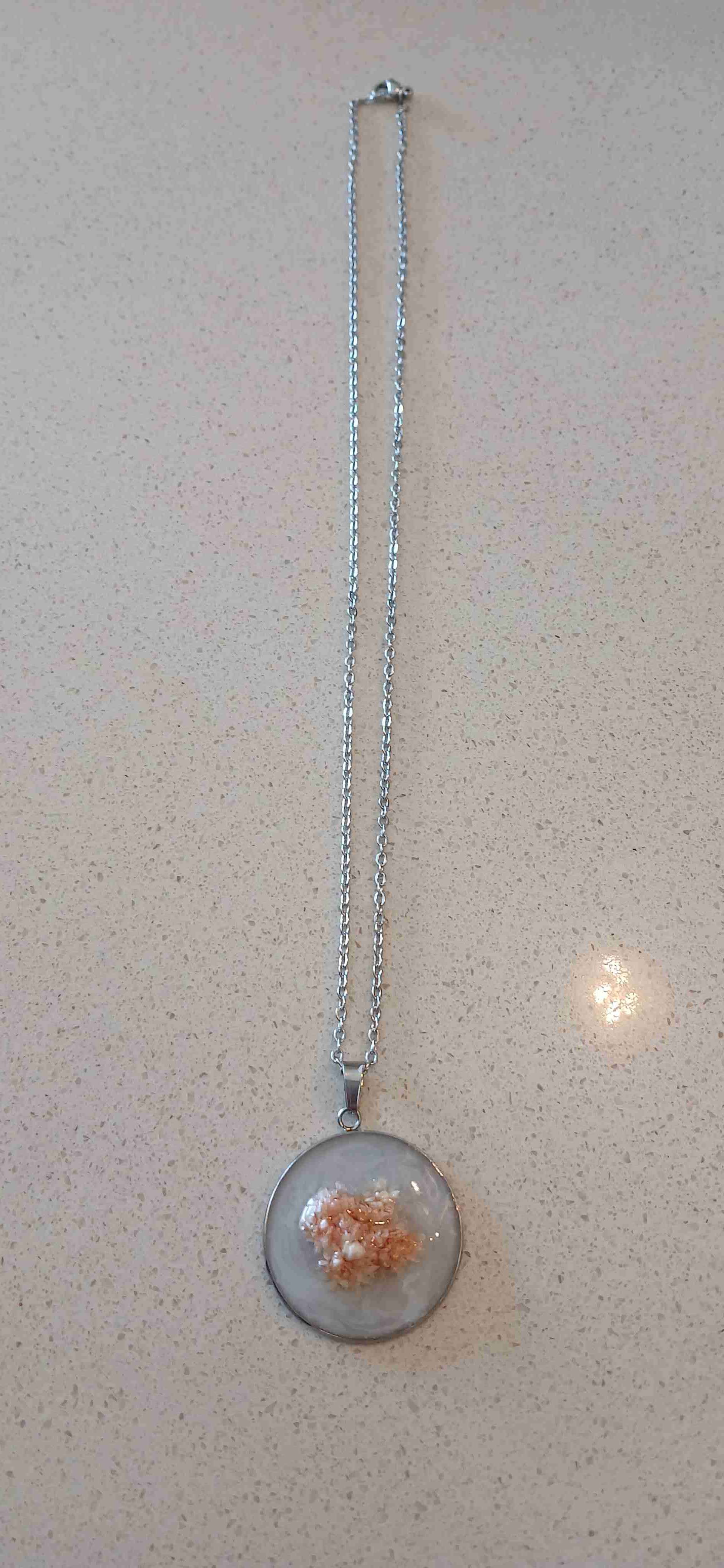 Collar con colgante en resina y diseños - 3