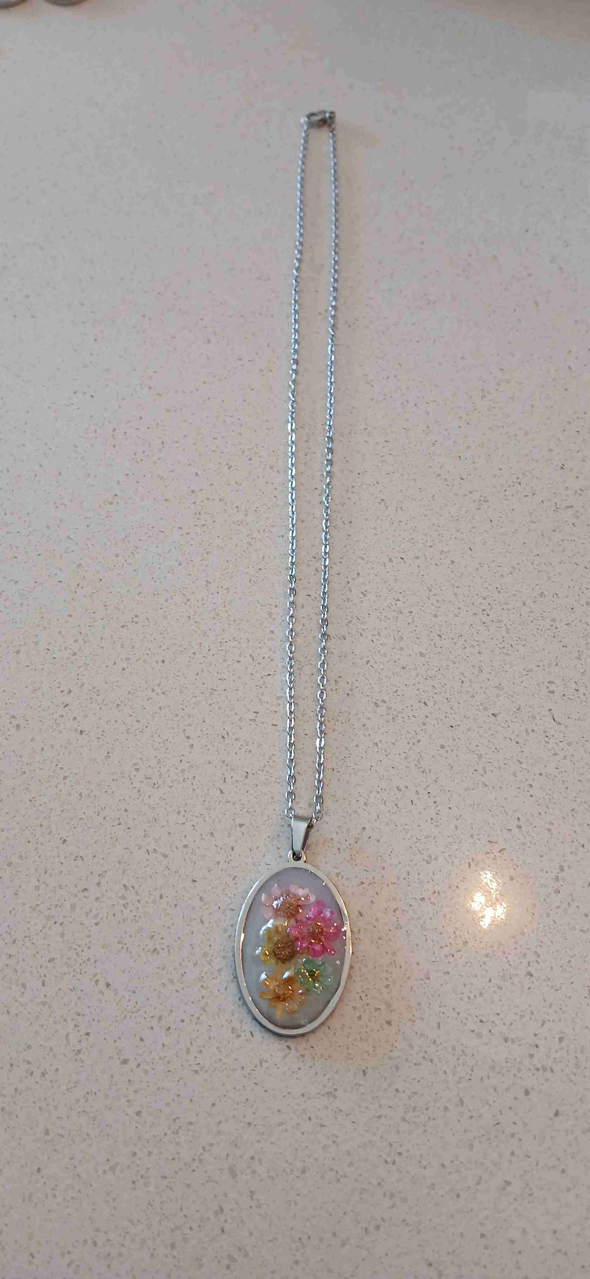 Collar con colgante en resina y diseños - 4