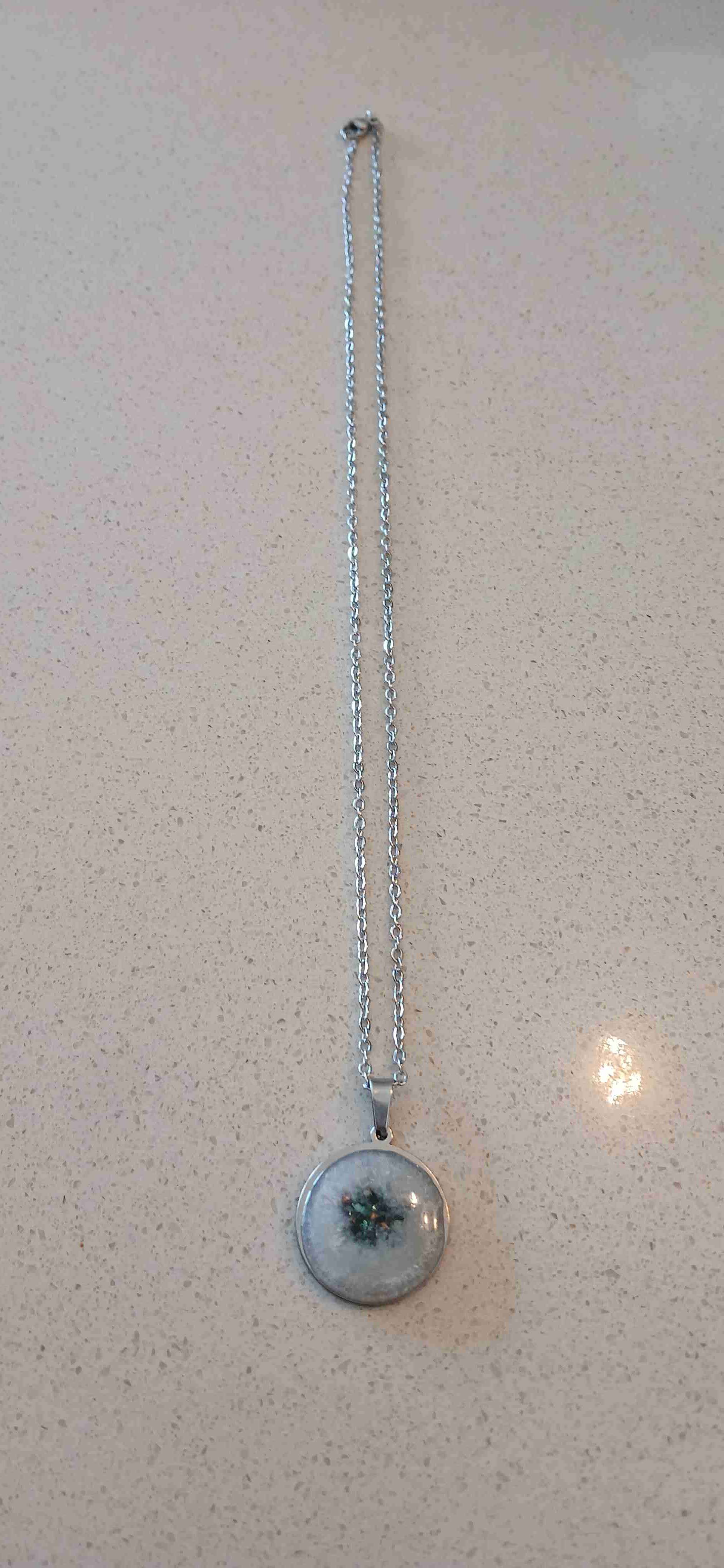 Collar con colgante en resina y diseños - 5