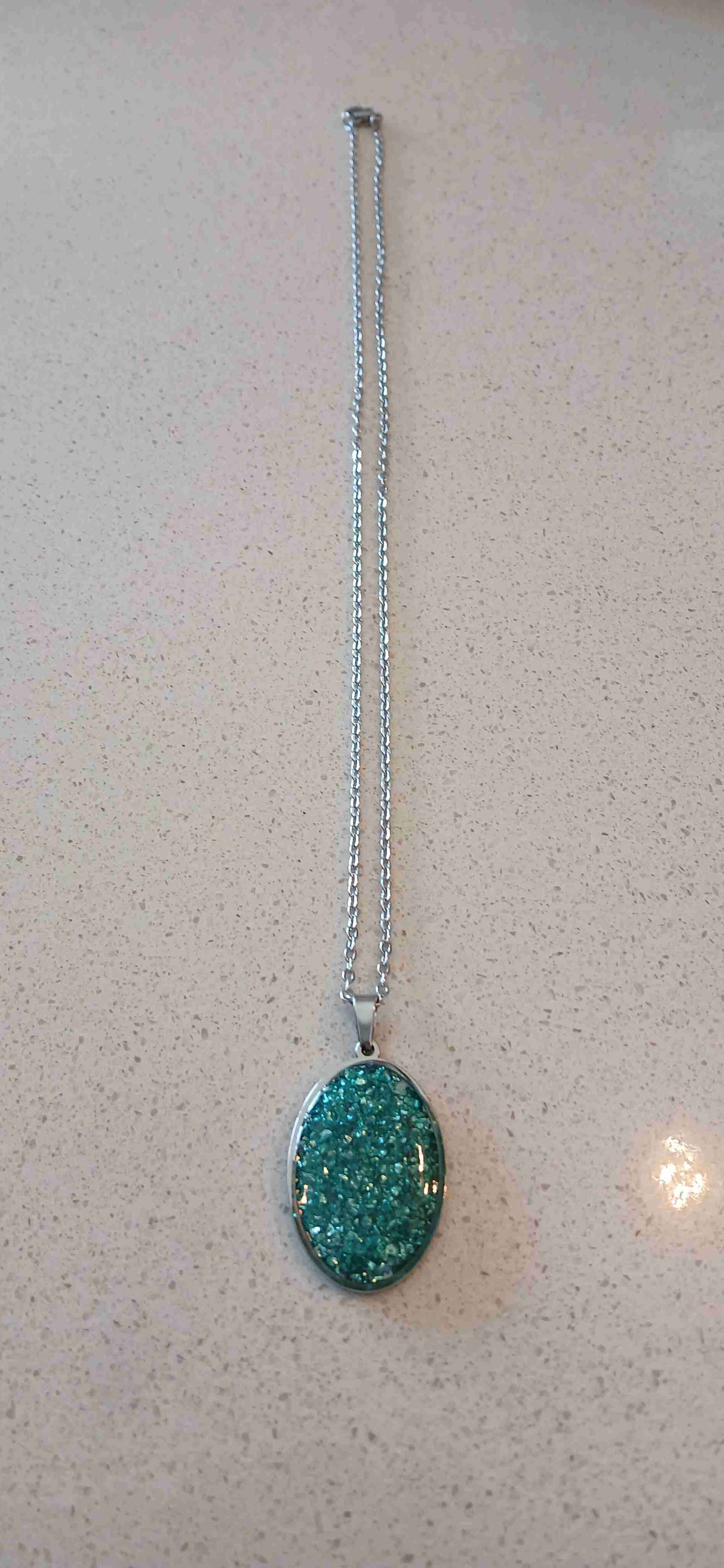 Collar con colgante en resina y diseños - 6