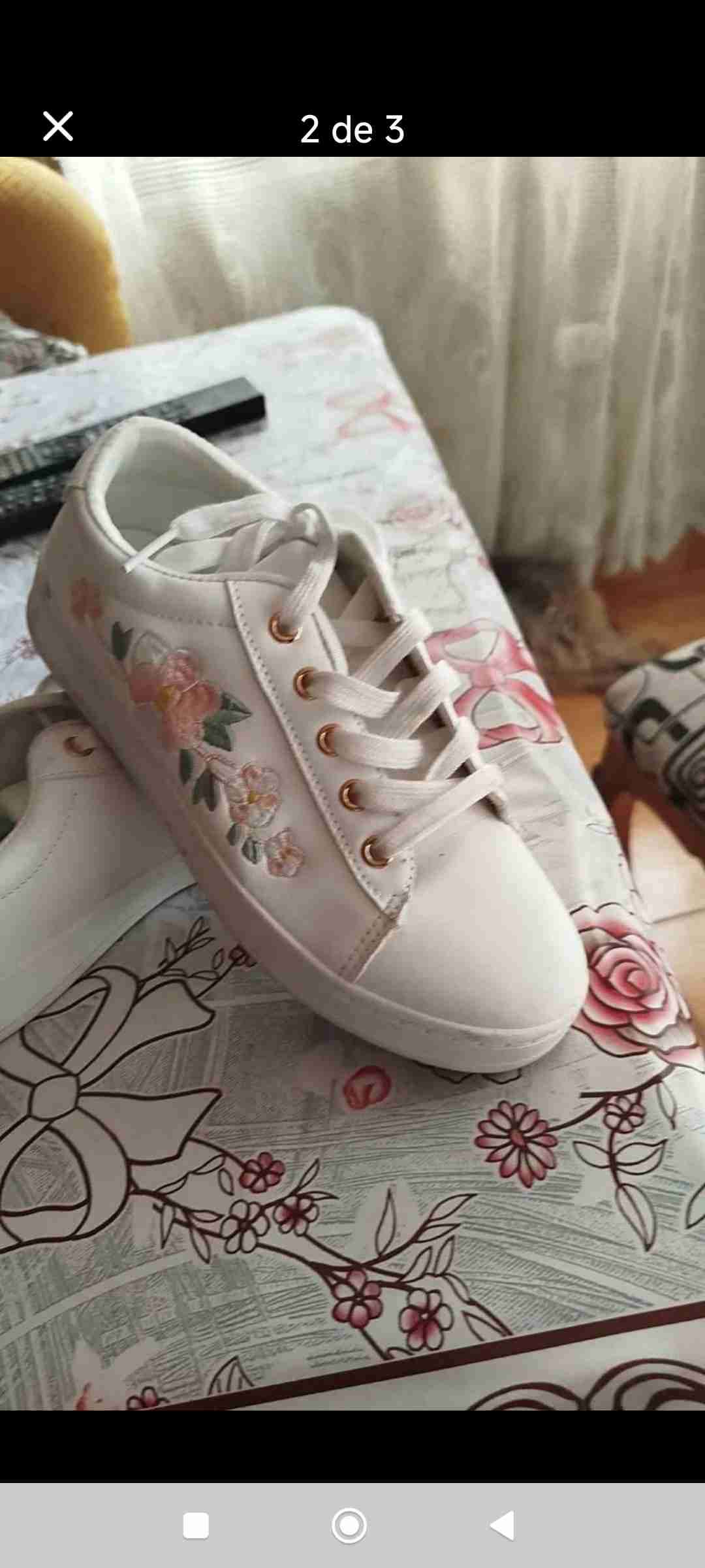 Zapatillas blancas con flores bordadas - miniatura 1