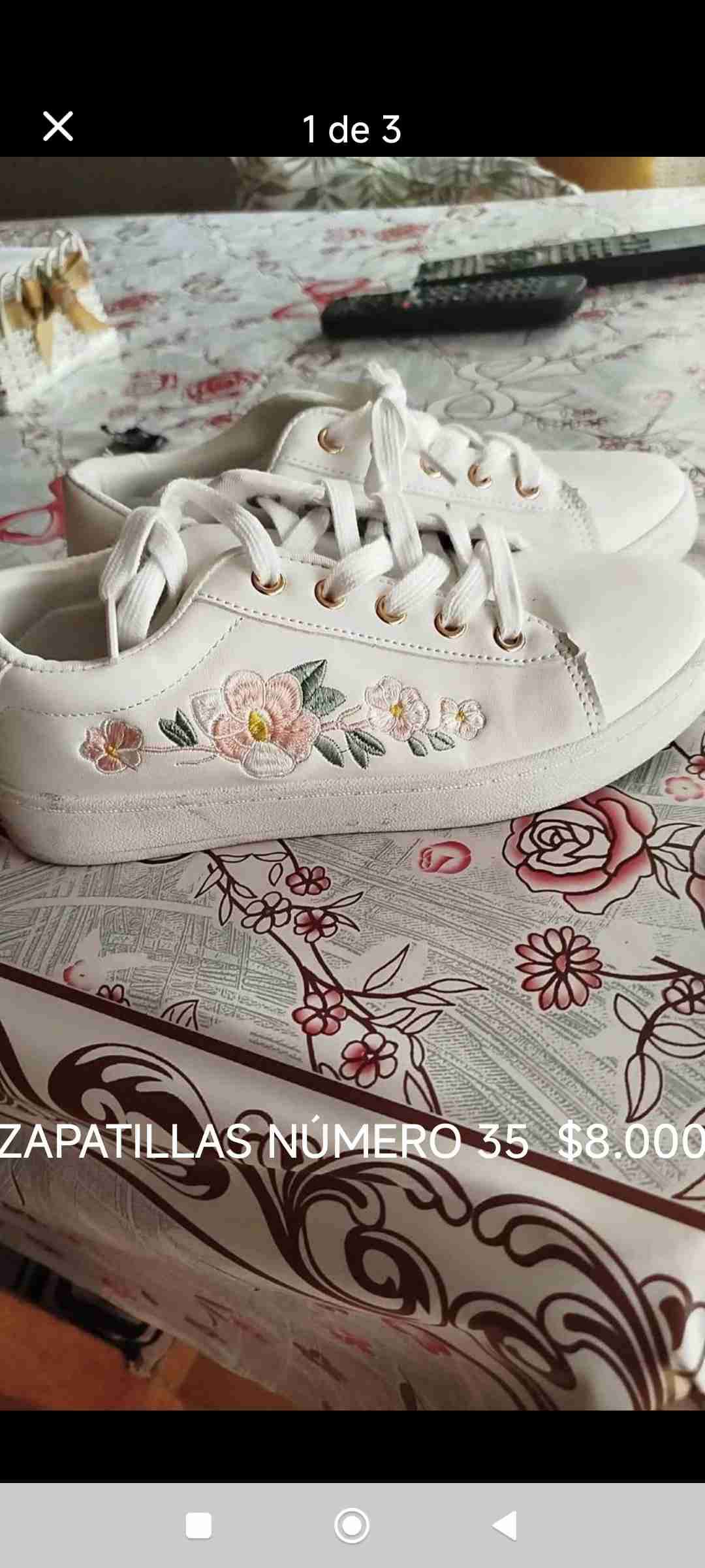 Zapatillas blancas con flores bordadas - miniatura 2