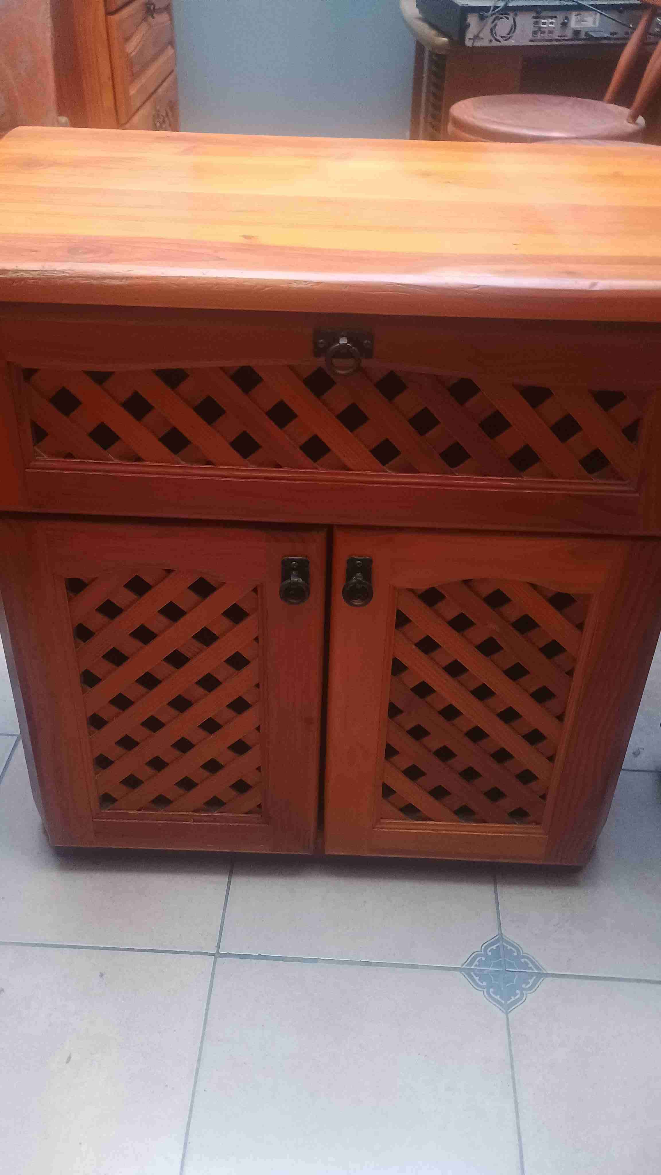 Mueble de madera rústico mediano