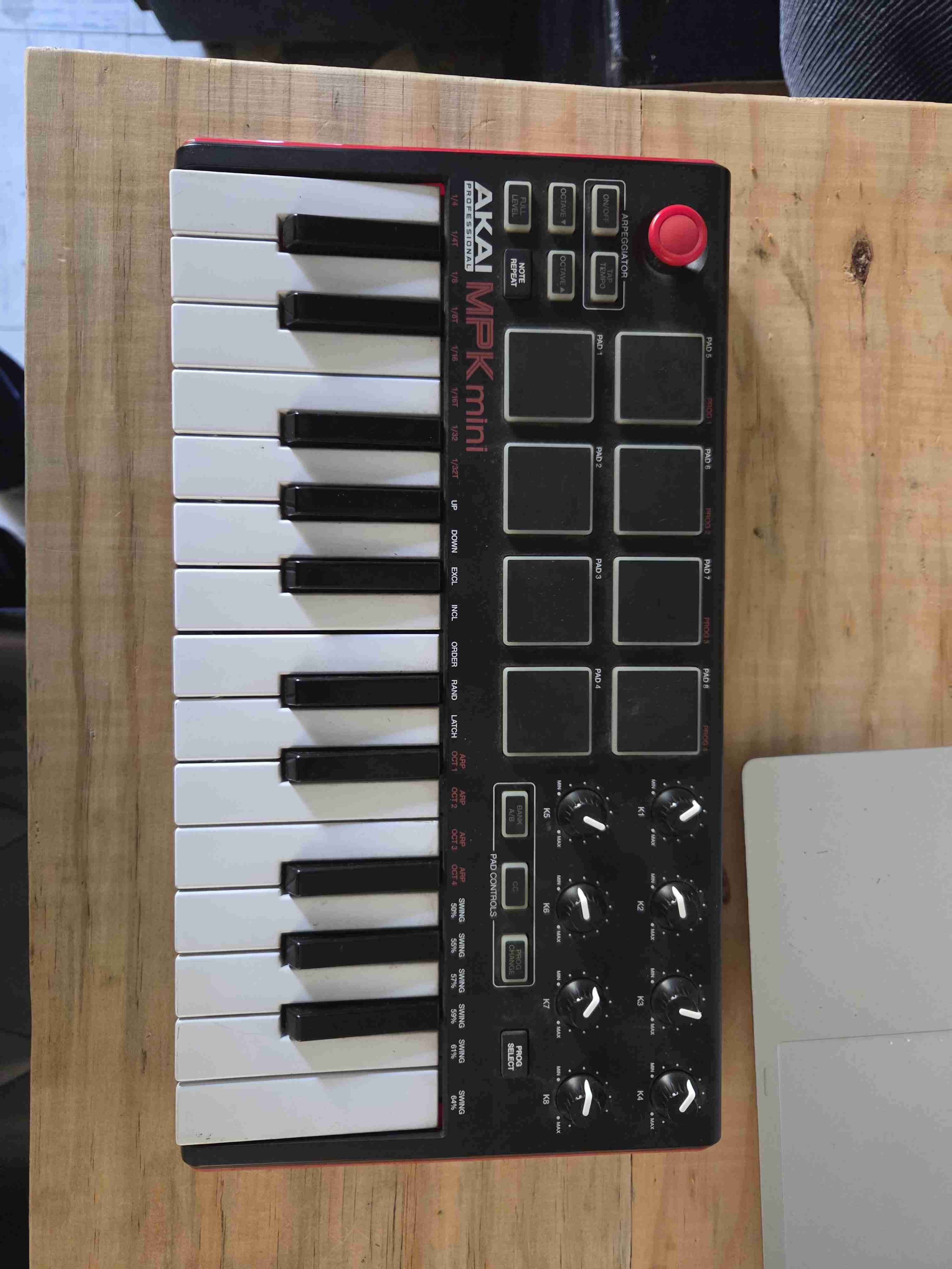 Controlador MIDI AKAI MPK Mini