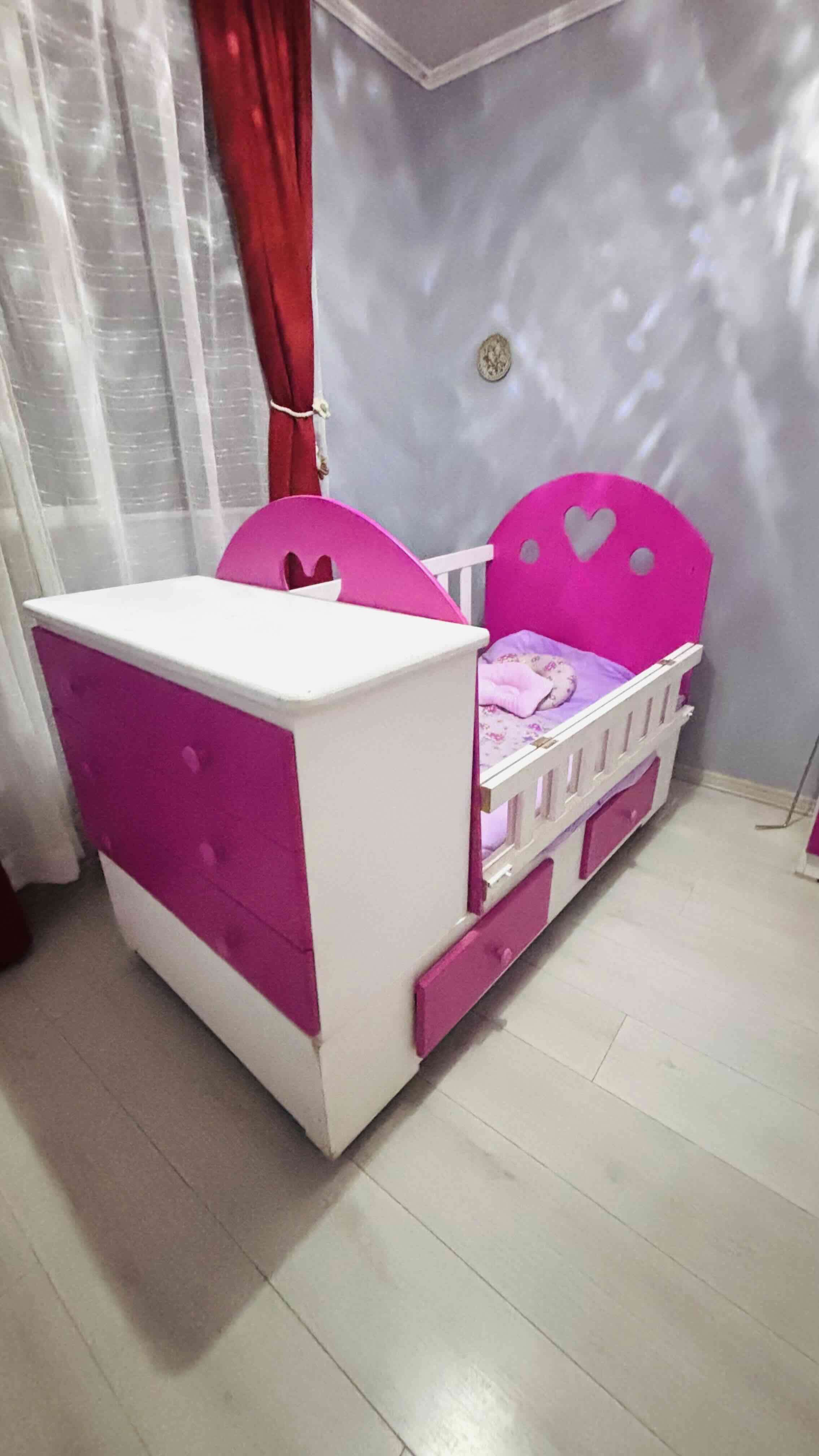 Cuna convertible rosada con cajonera - 1