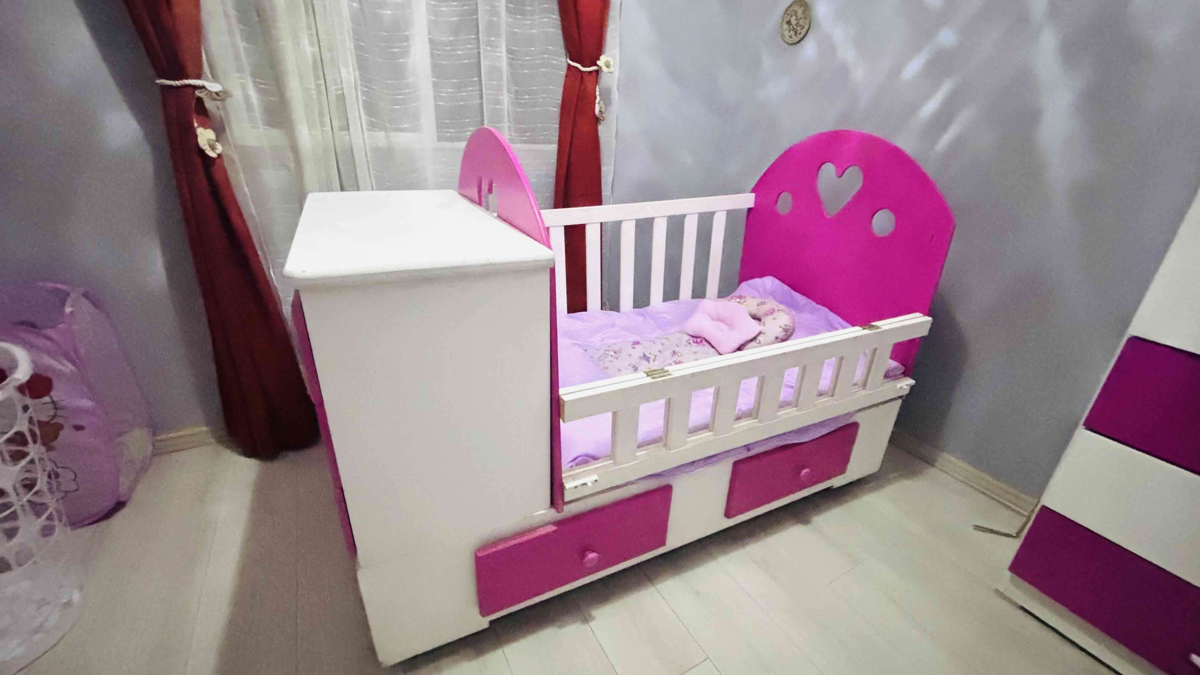 Cuna convertible rosada con cajonera - 2