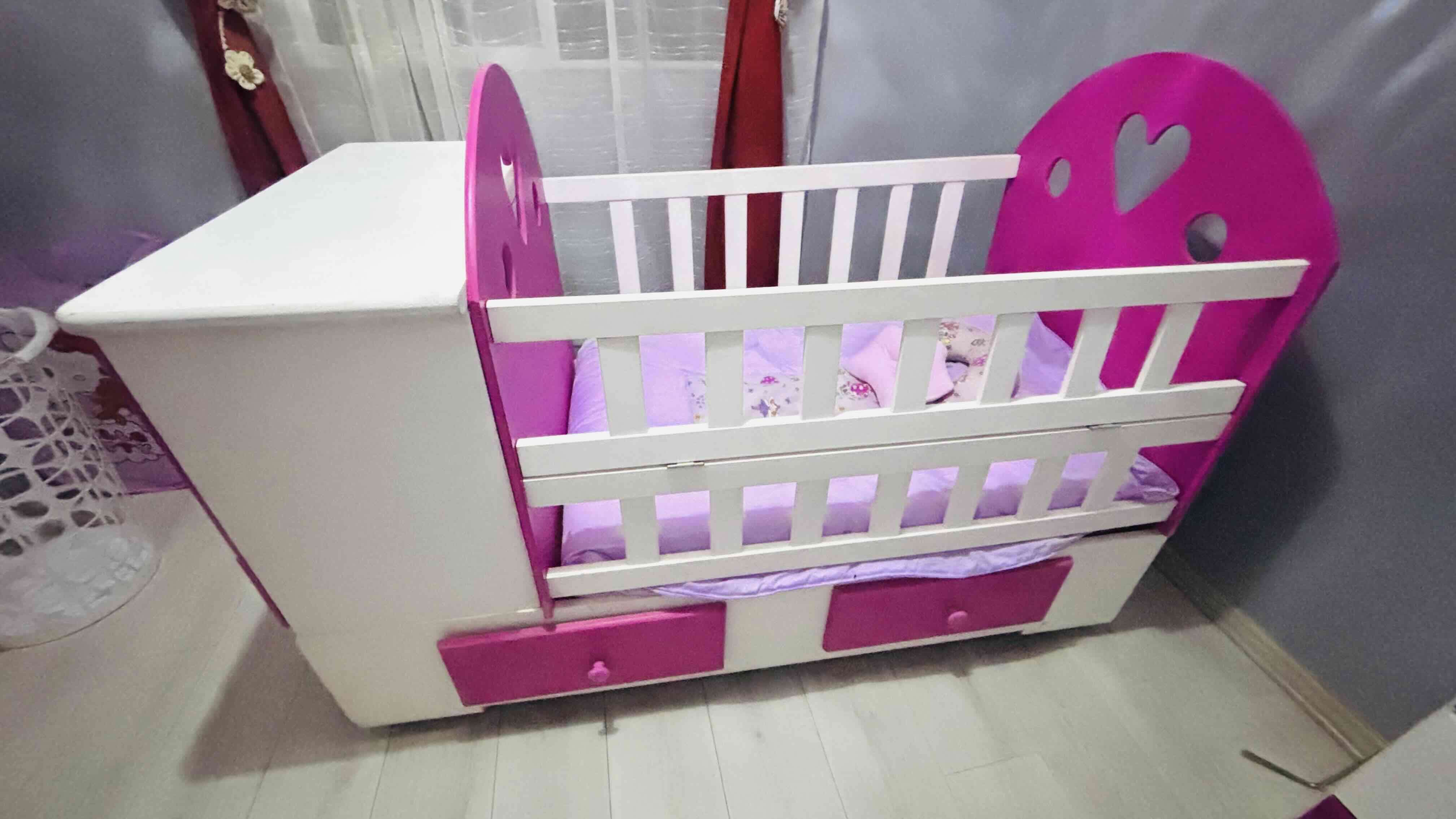 Cuna convertible rosada con cajonera - 4