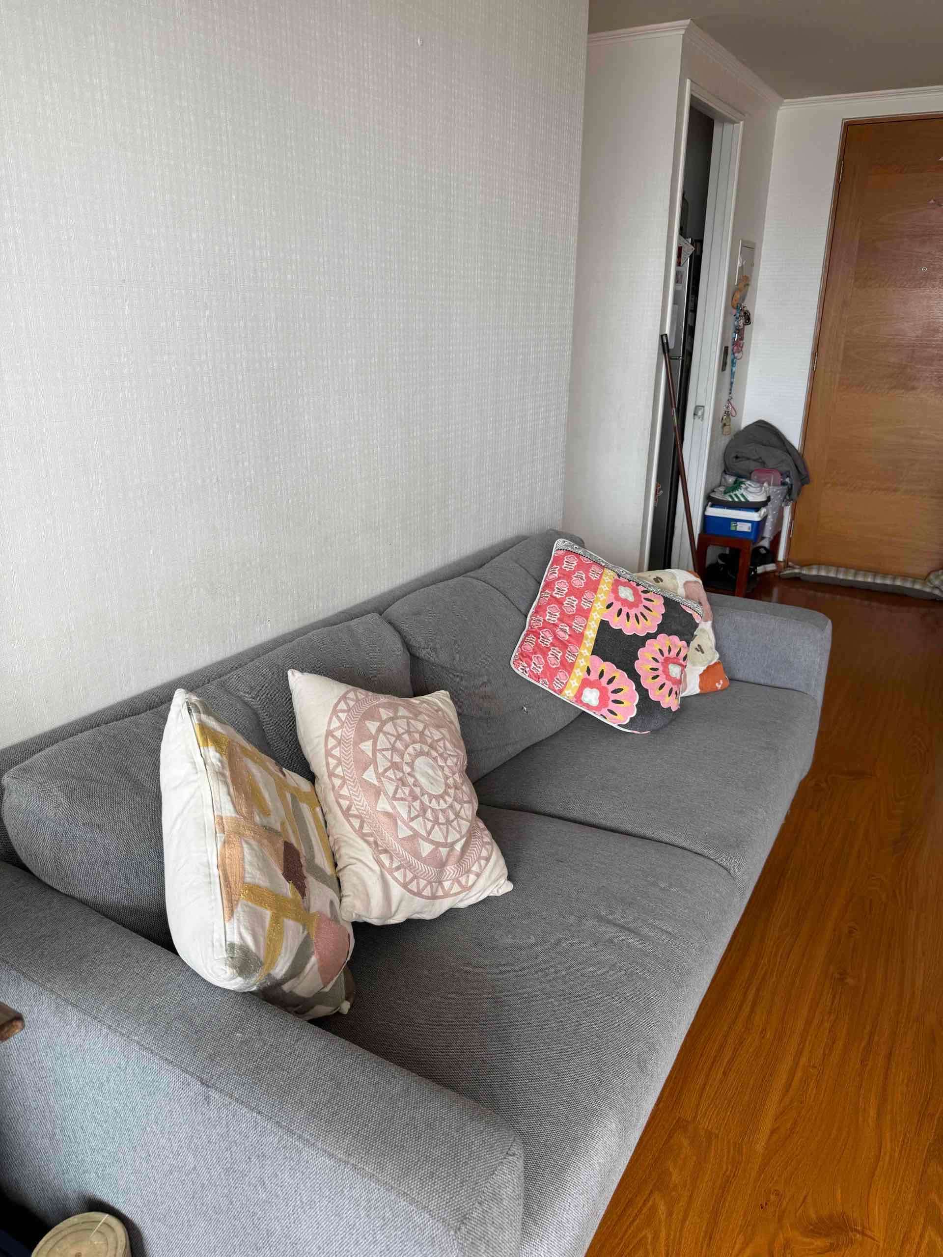 Sofá gris de tela - miniatura 2