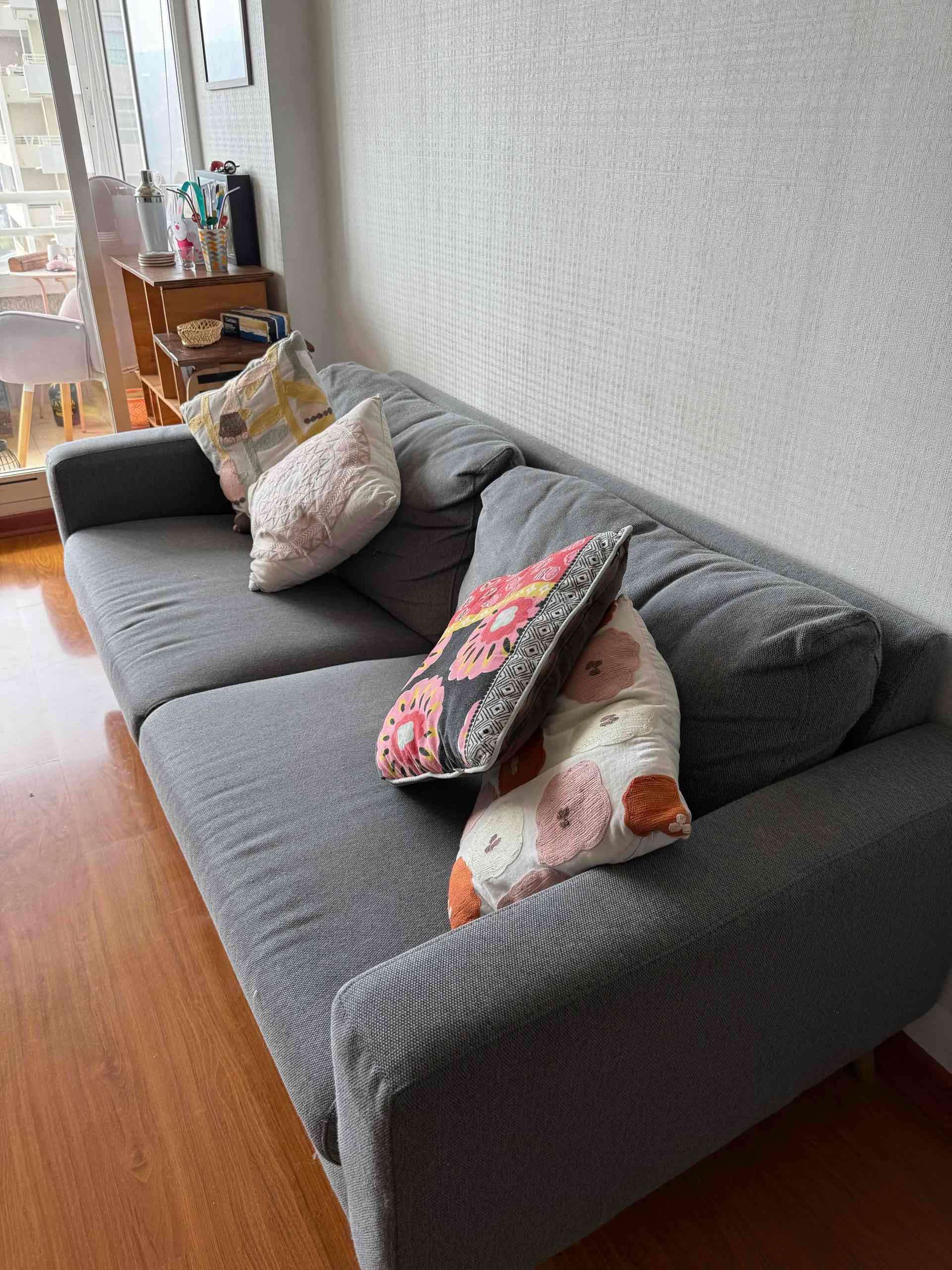 Sofá gris de tela - miniatura 3