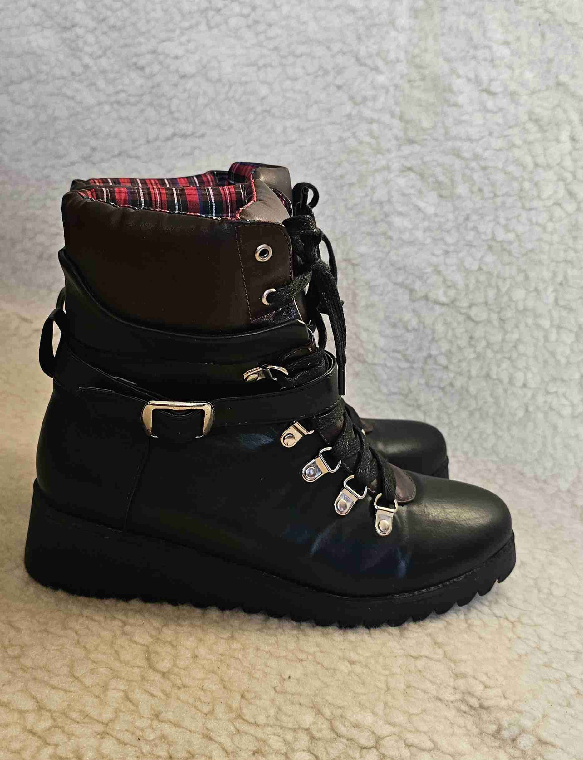 Botines negros con forro tartán