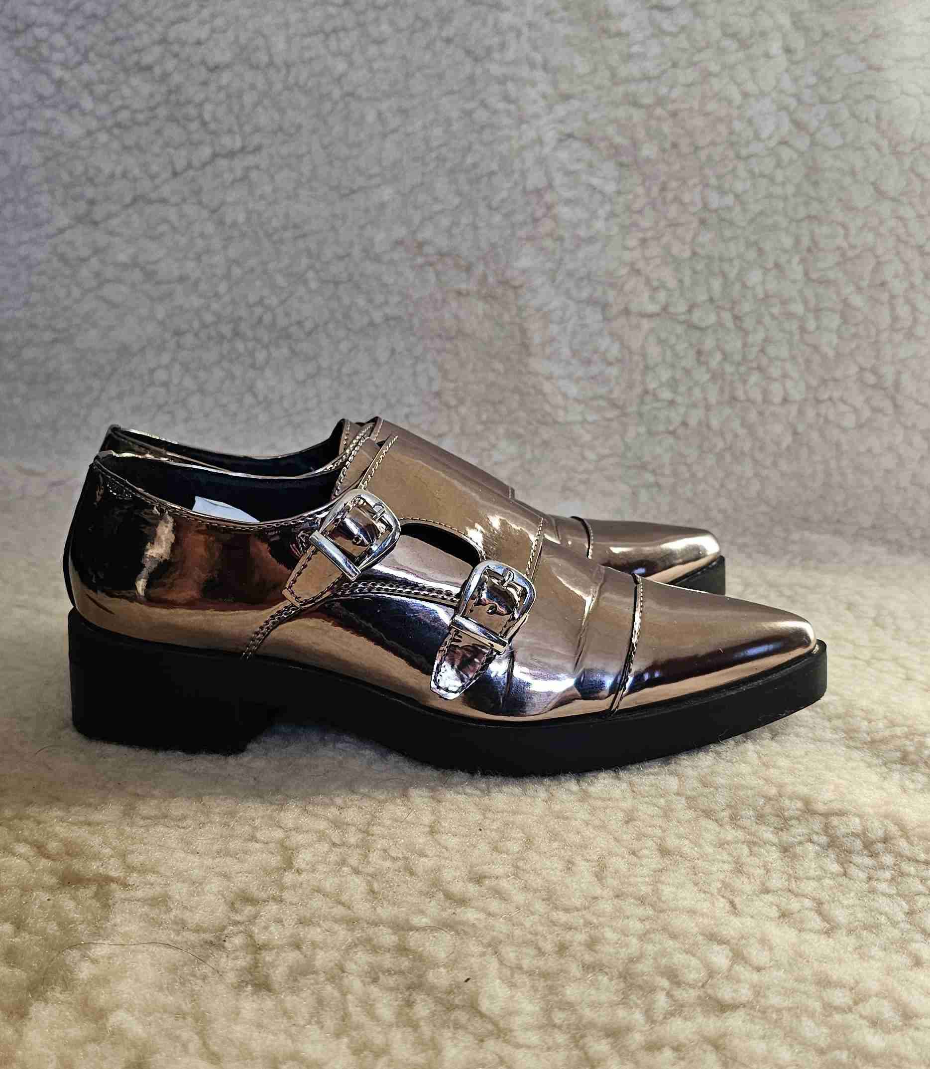 Zapatos metálicos doble hebilla