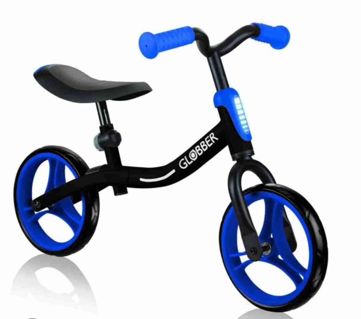 Bicicleta de equilibrio negra y azul